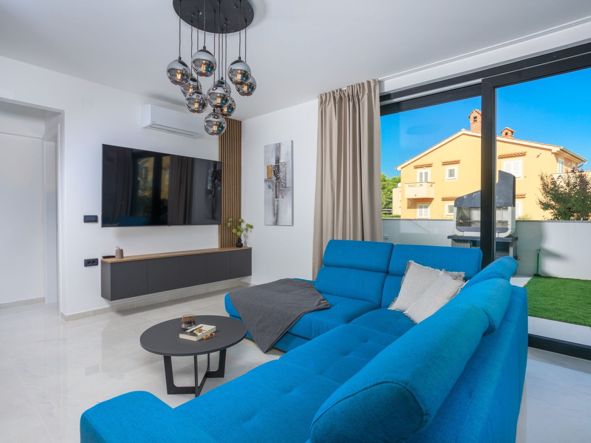 Neue moderne Villa mit Pool in der Nähe von dem Strand und mit grandiosem Meerb-Image-tags.info