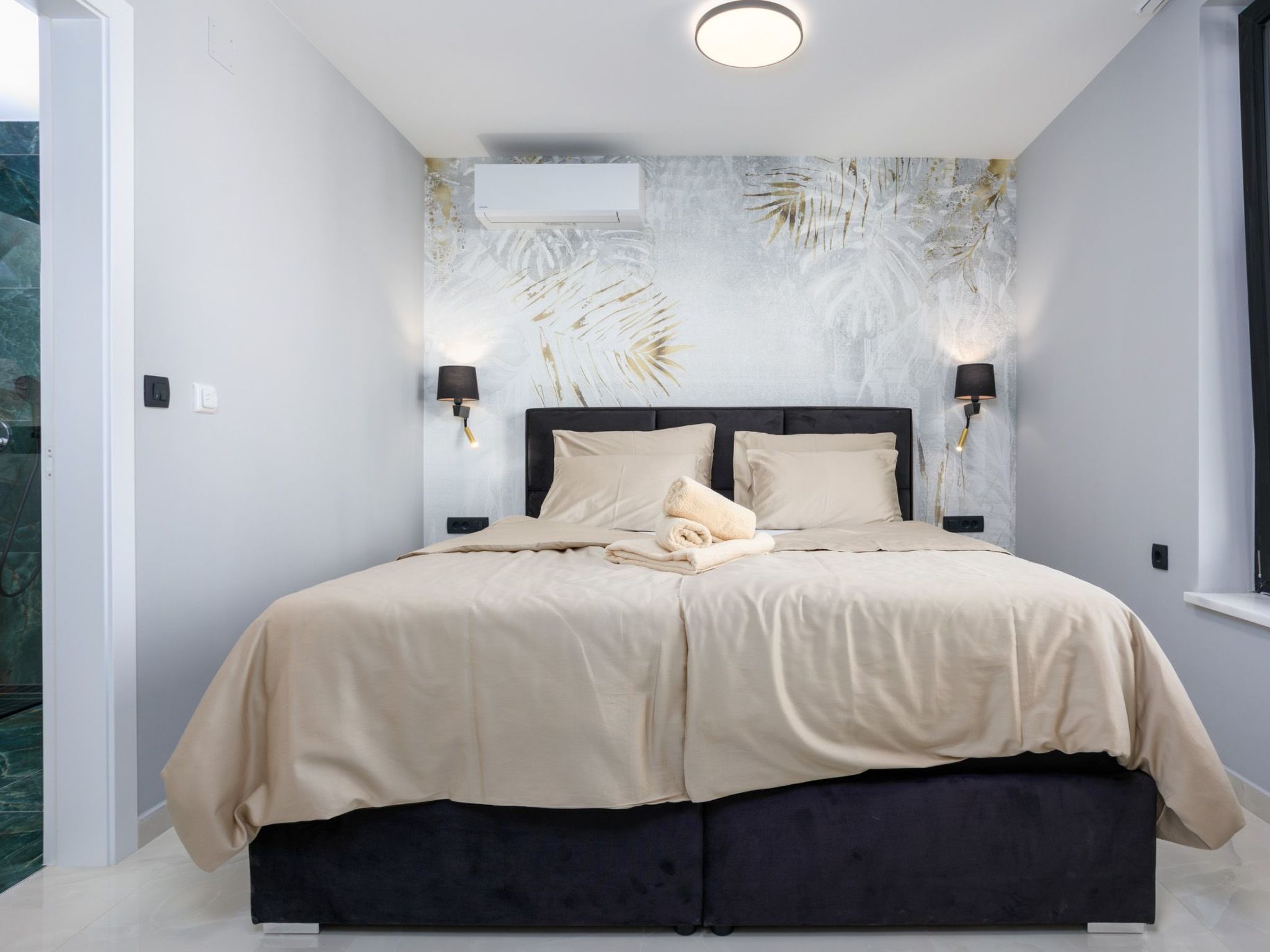 Neue moderne Villa mit Pool in der Nähe von dem Strand und mit grandiosem Meerb-Image-tags.info