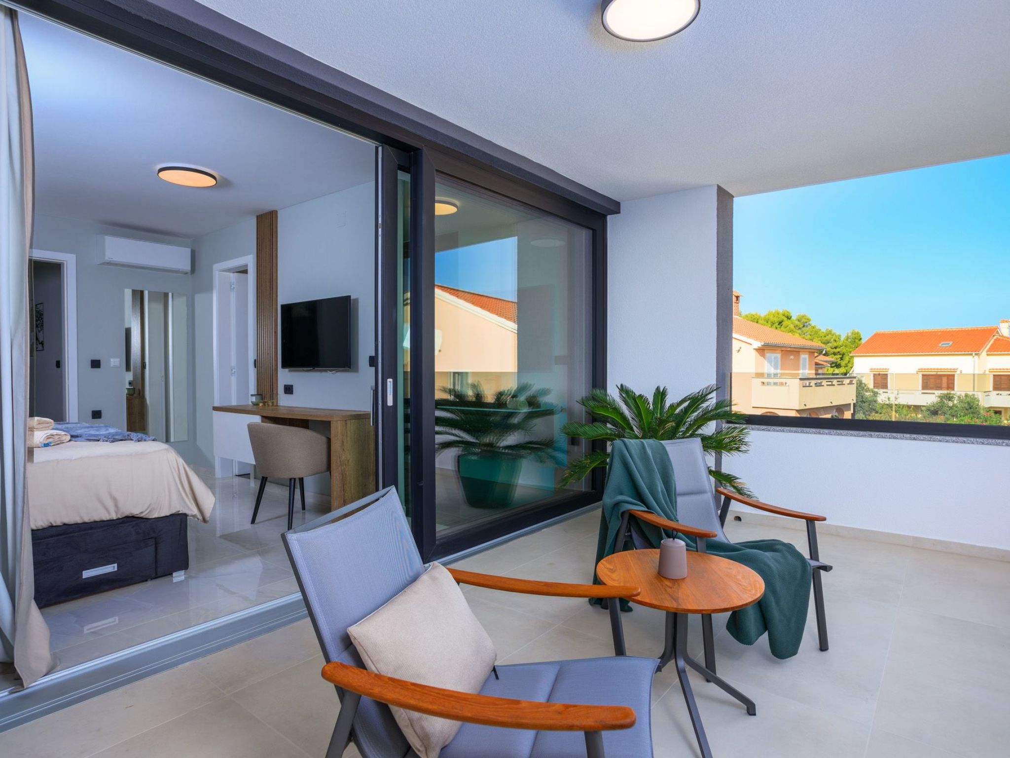 Neue moderne Villa mit Pool in der Nähe von dem Strand und mit grandiosem Meerb-Image-tags.info