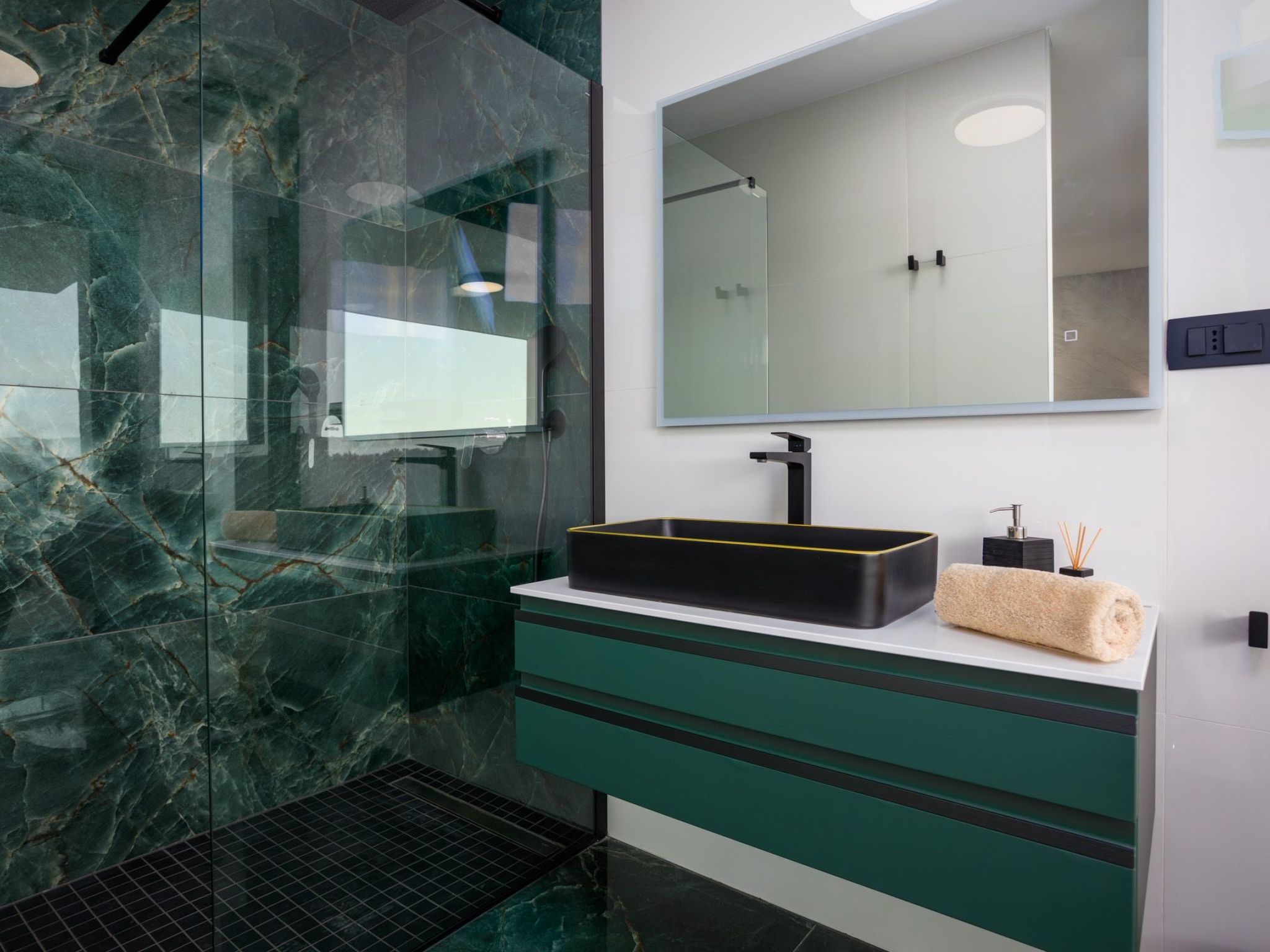 Neue moderne Villa mit Pool in der Nähe von dem Strand und mit grandiosem Meerb-Image-tags.info