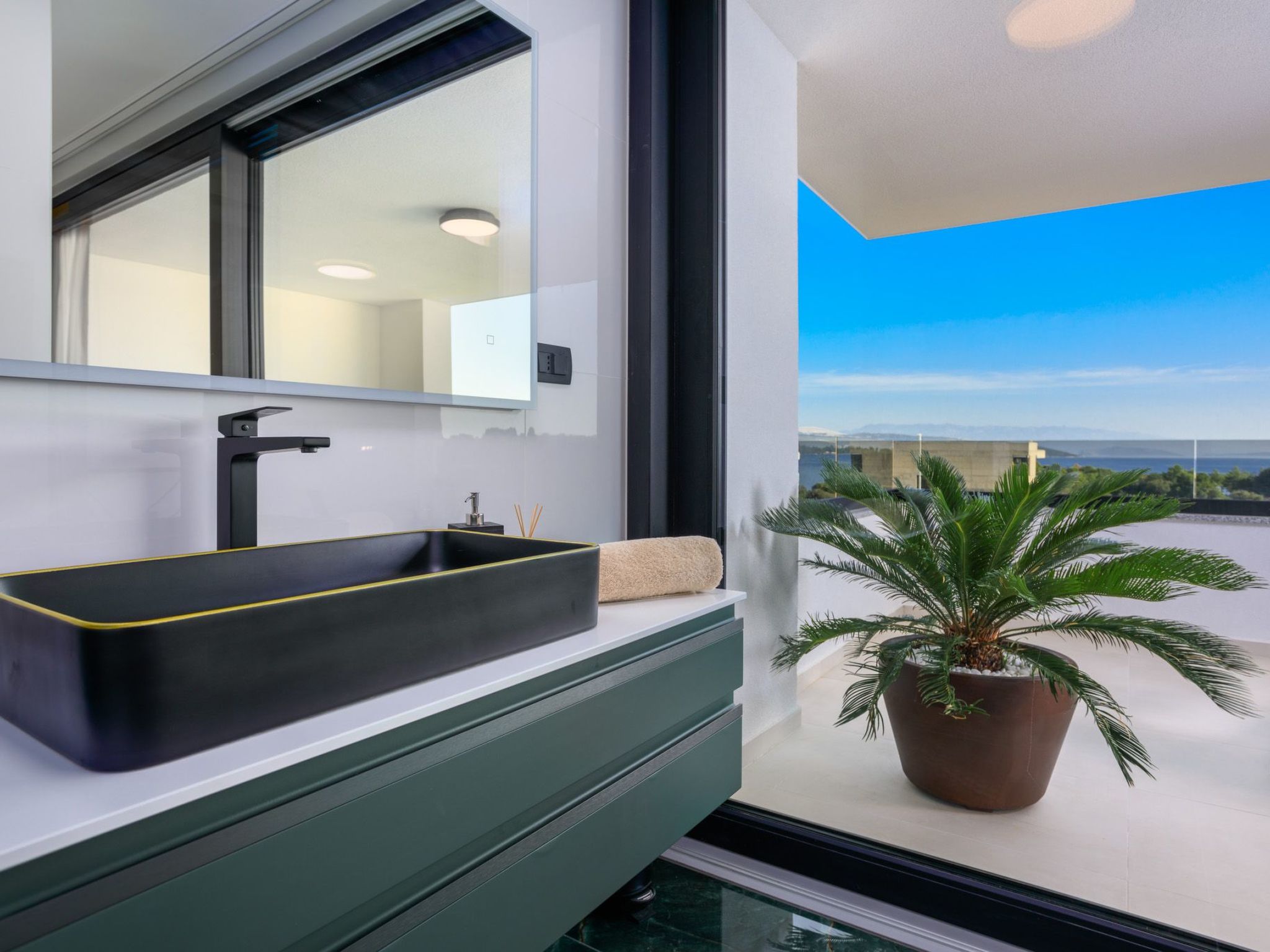 Neue moderne Villa mit Pool in der Nähe von dem Strand und mit grandiosem Meerb-Image-tags.info