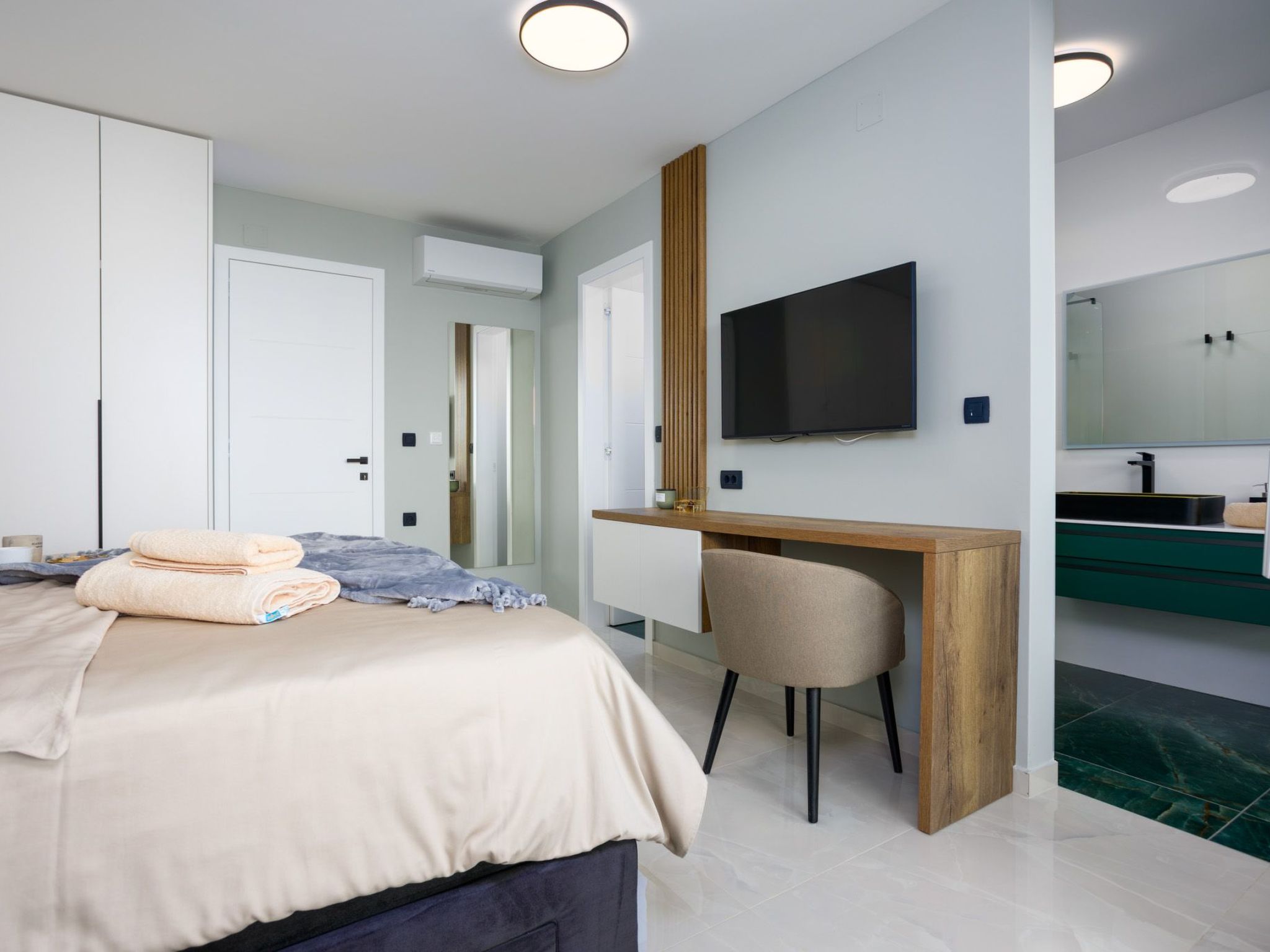 Neue moderne Villa mit Pool in der Nähe von dem Strand und mit grandiosem Meerb-Image-tags.info