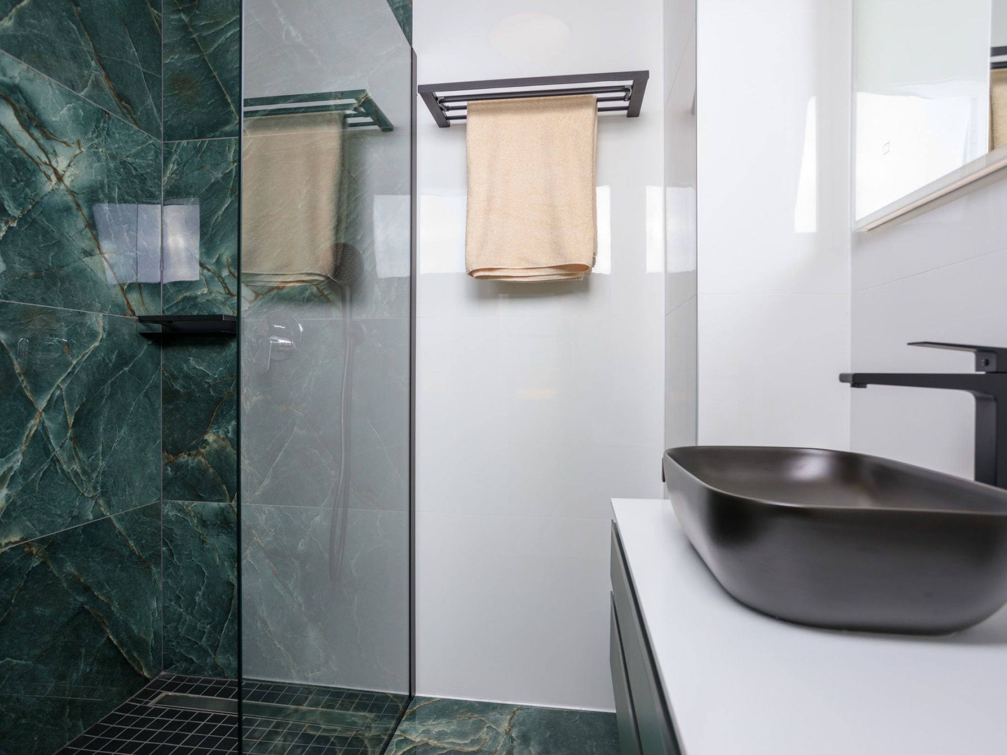 Neue moderne Villa mit Pool in der Nähe von dem Strand und mit grandiosem Meerb-Image-tags.info