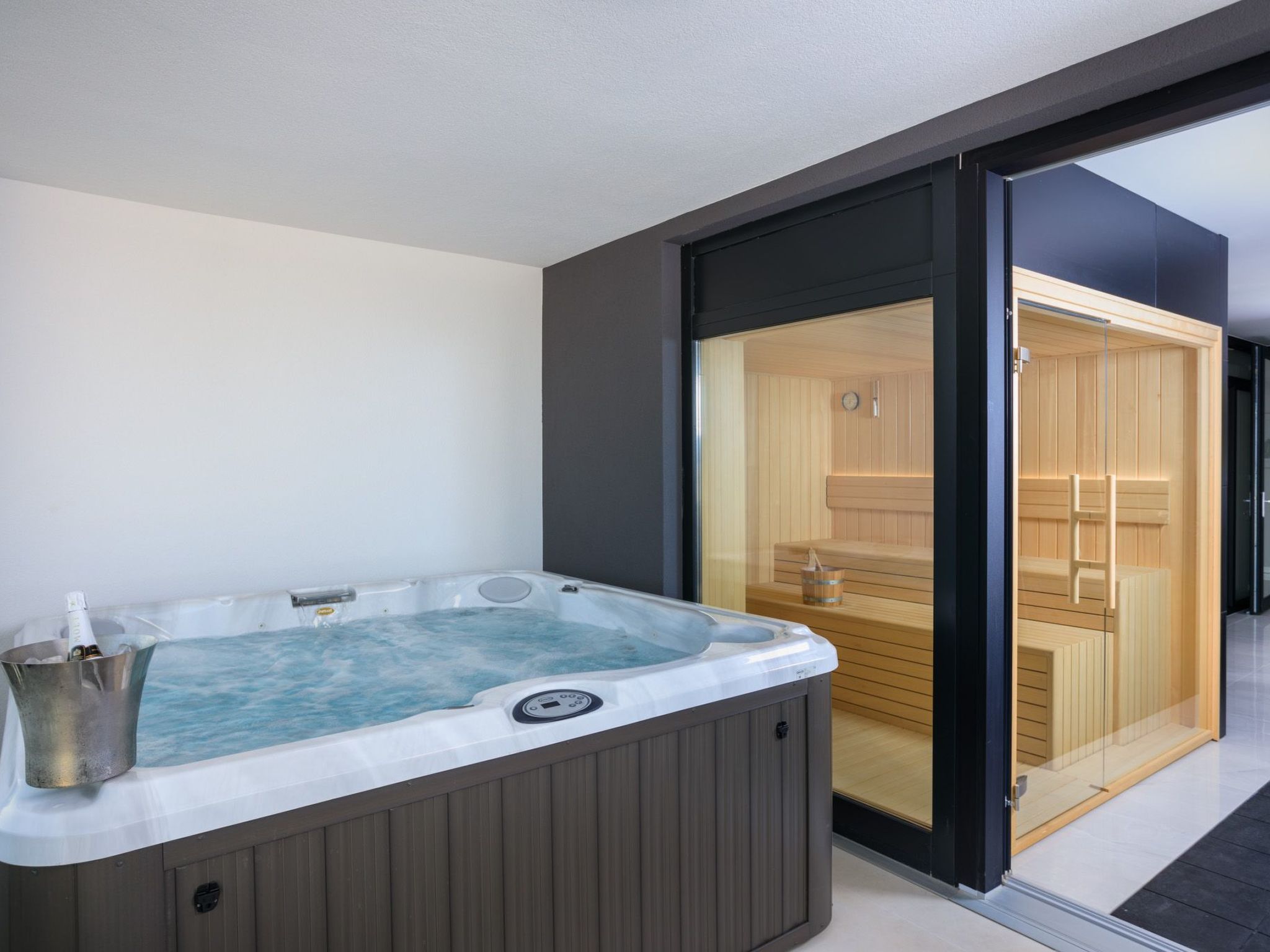 Neue moderne Villa mit Pool in der Nähe von dem Strand und mit grandiosem Meerb-Image-tags.info