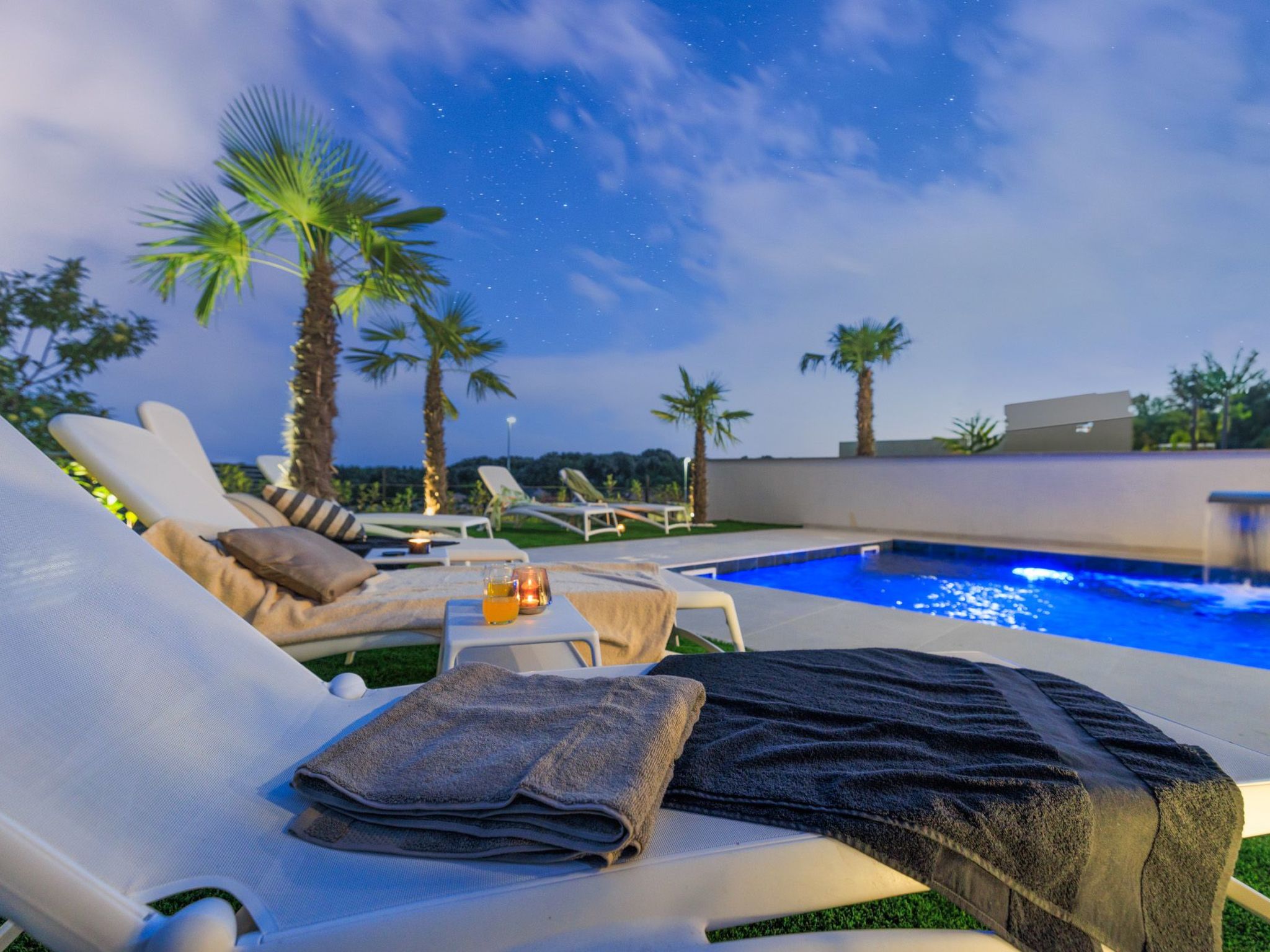 Neue moderne Villa mit Pool in der Nähe von dem Strand und mit grandiosem Meerb-Image-tags.info