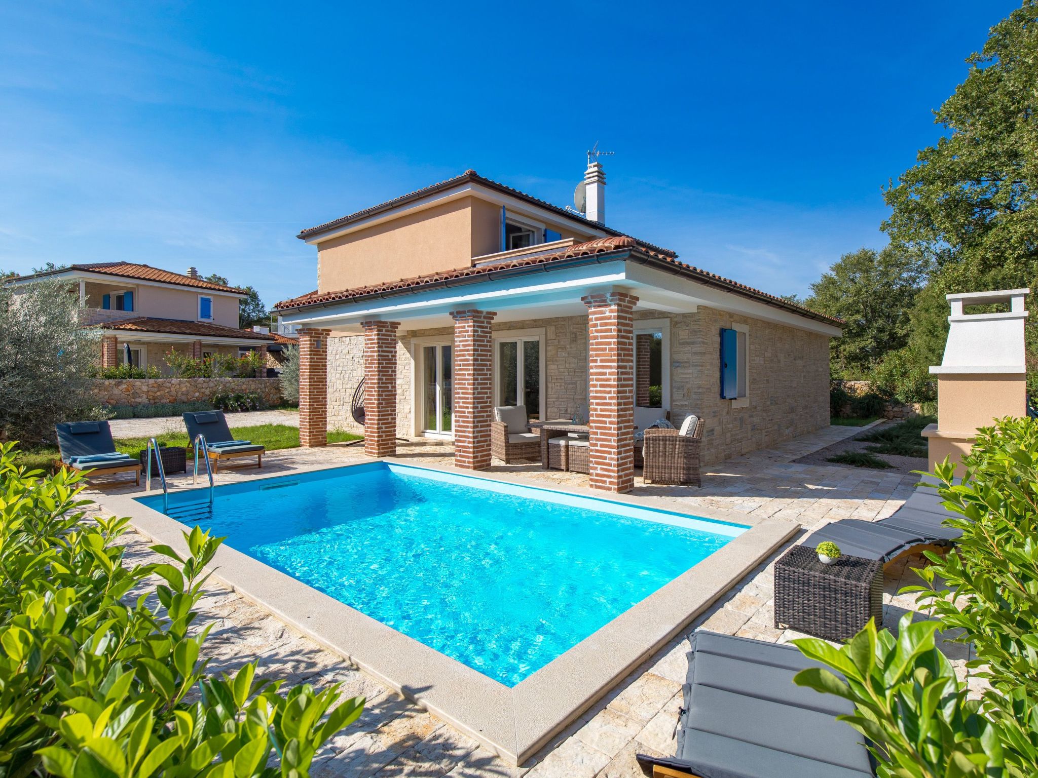 Romantische Villa mit Pool, umgeben von Natur