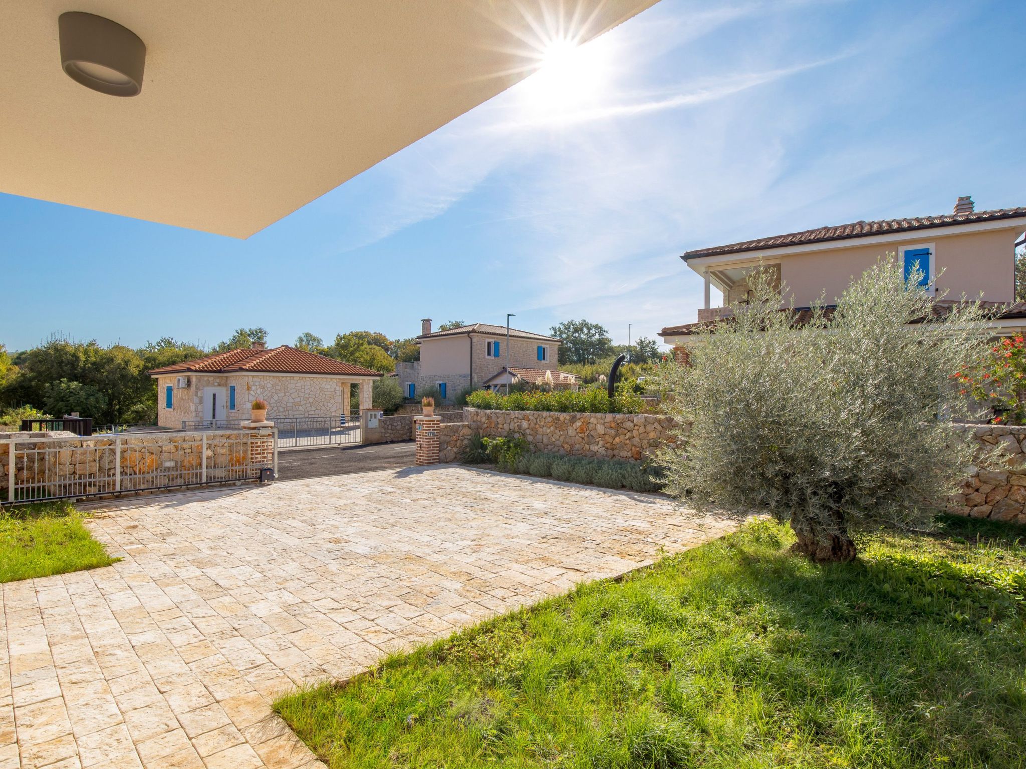 Romantische Villa mit Pool, umgeben von Natur-Image-tags.info