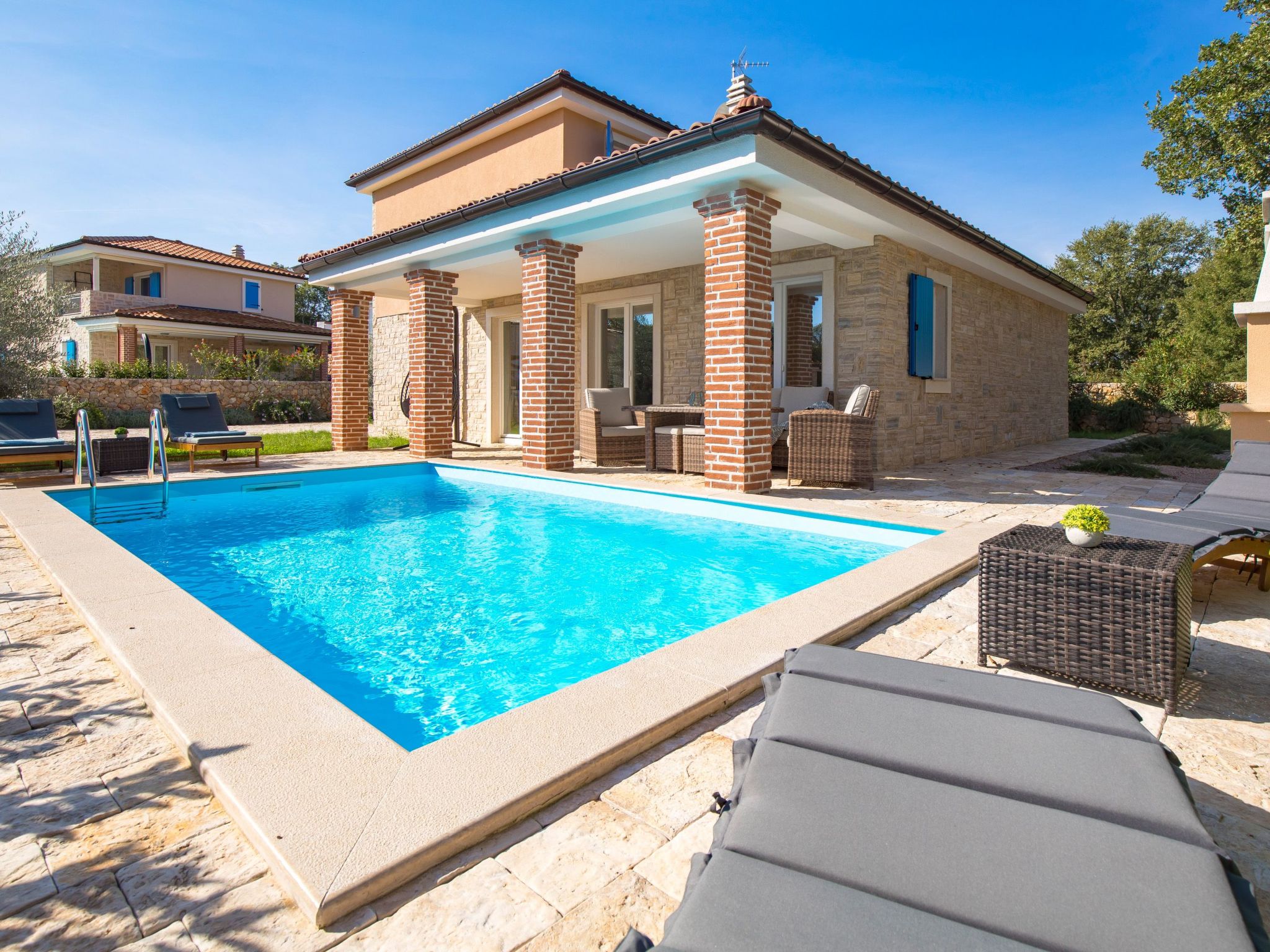 Romantische Villa mit Pool, umgeben von Natur-Image-tags.info