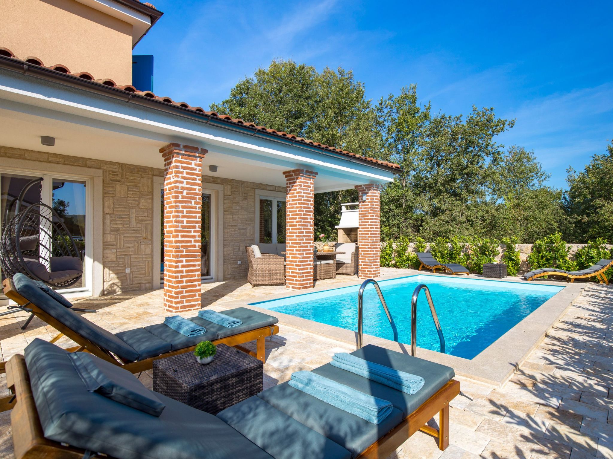 Romantische Villa mit Pool, umgeben von Natur-Image-tags.info