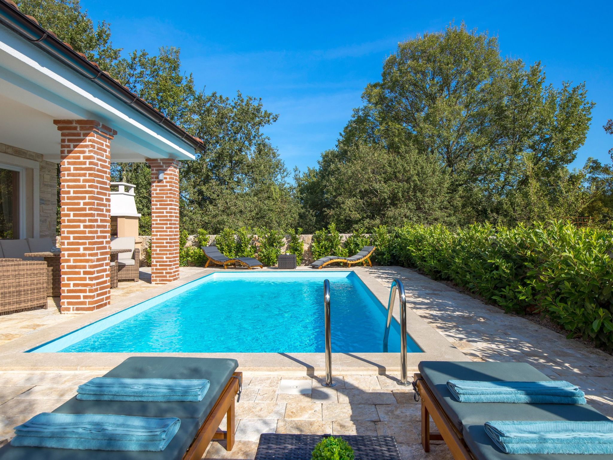 Romantische Villa mit Pool, umgeben von Natur-Image-tags.info