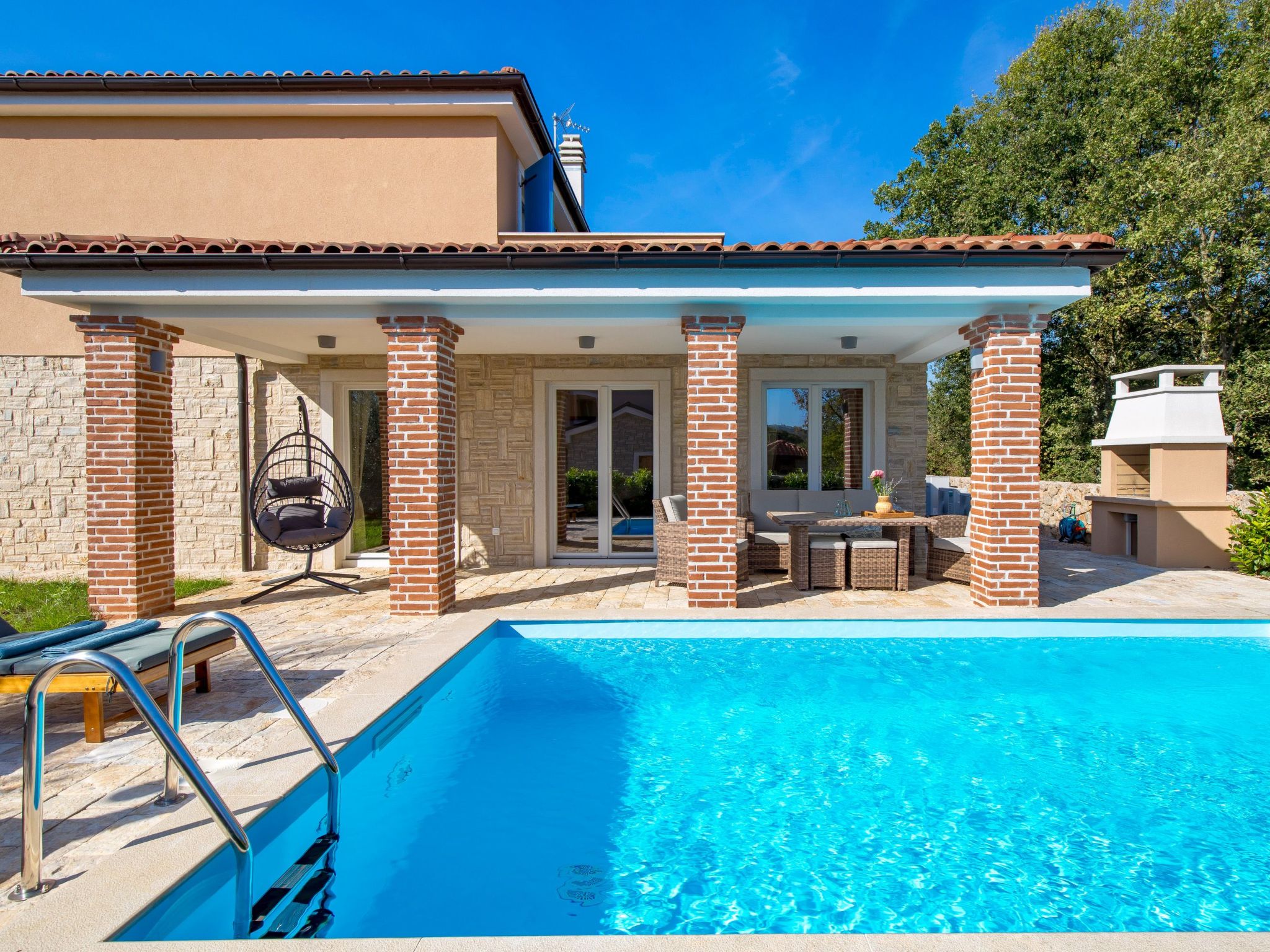 Romantische Villa mit Pool, umgeben von Natur-Image-tags.info