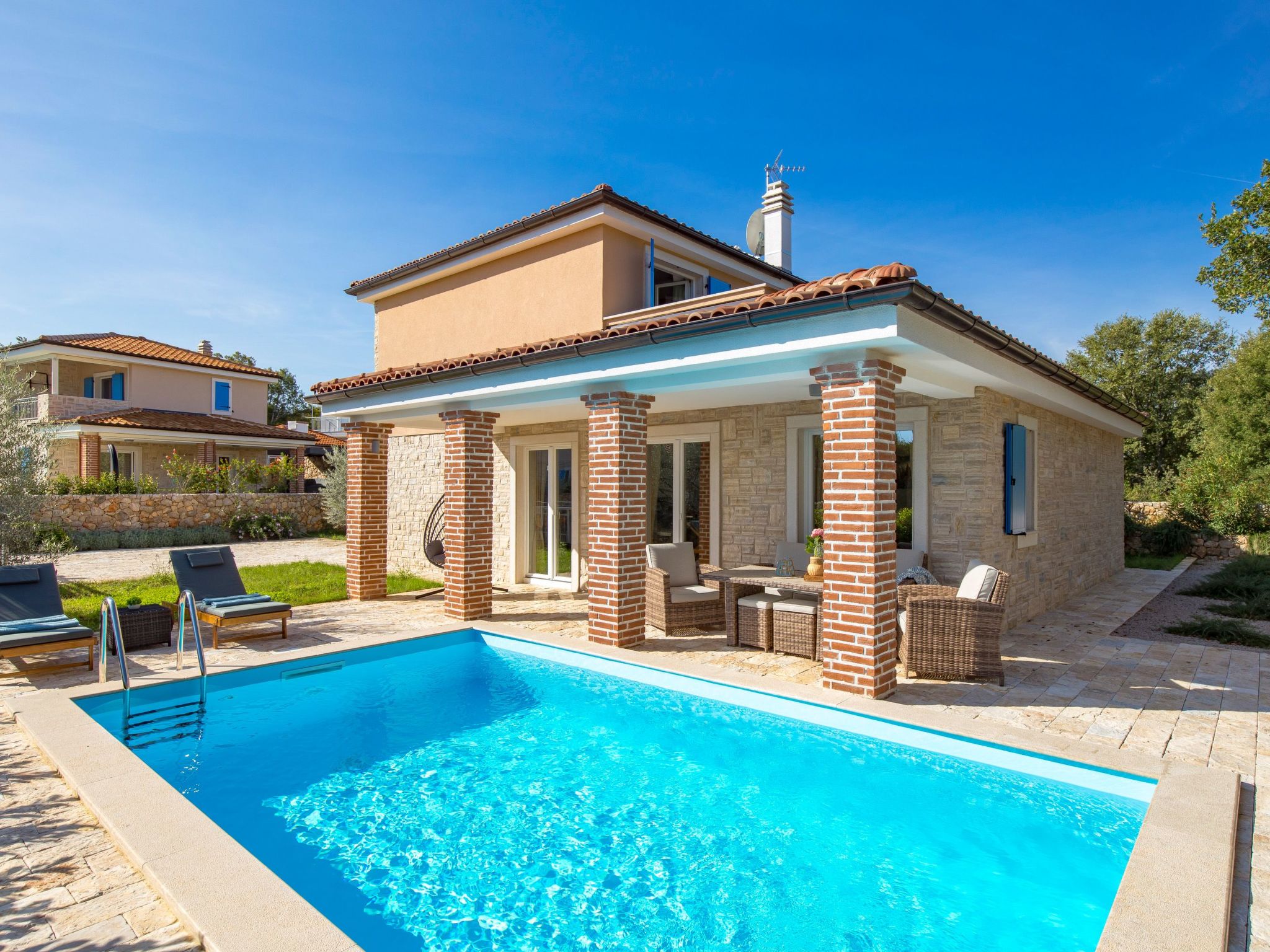 Romantische Villa mit Pool, umgeben von Natur-Image-tags.info