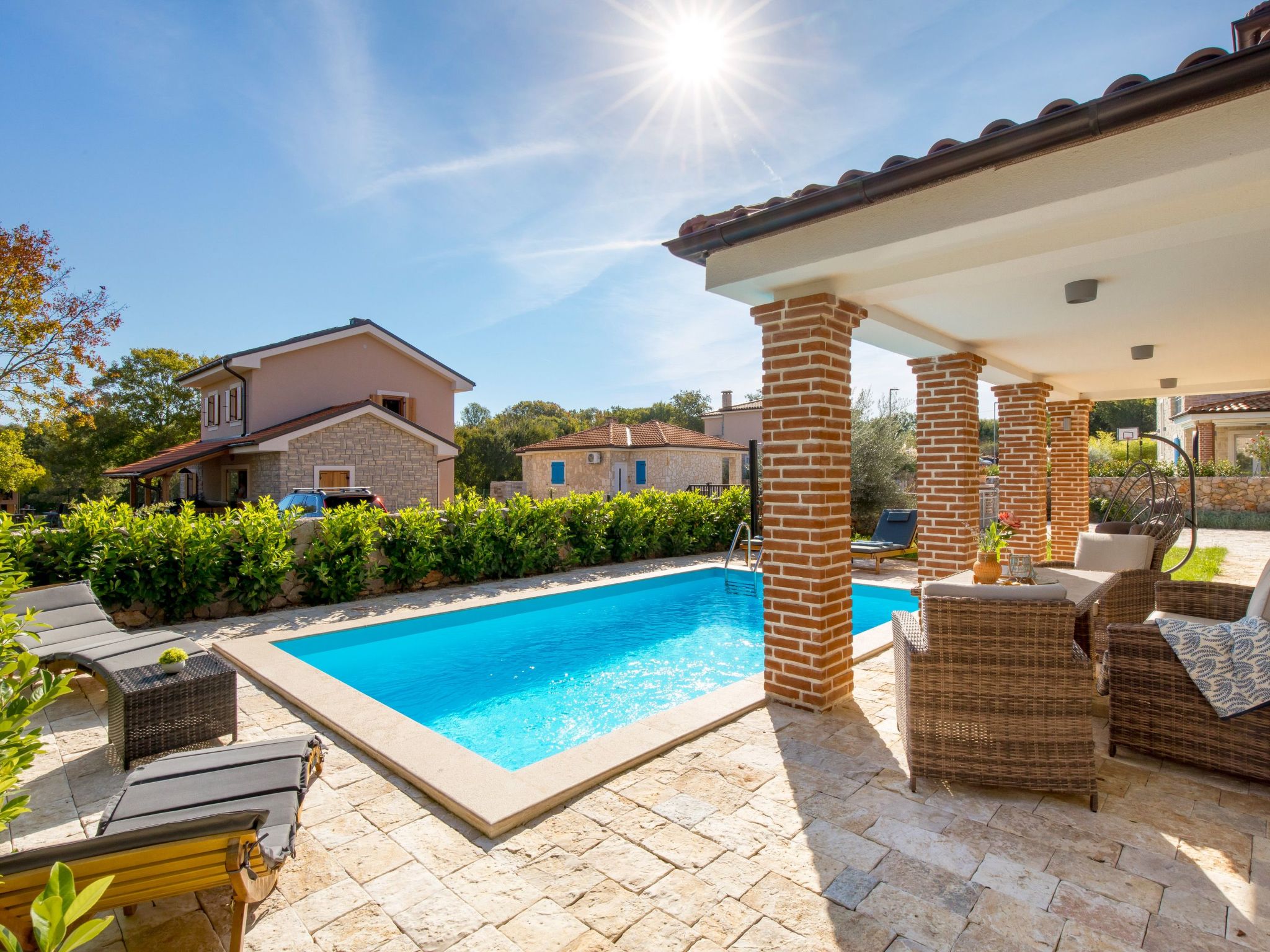 Romantische Villa mit Pool, umgeben von Natur-Image-tags.info