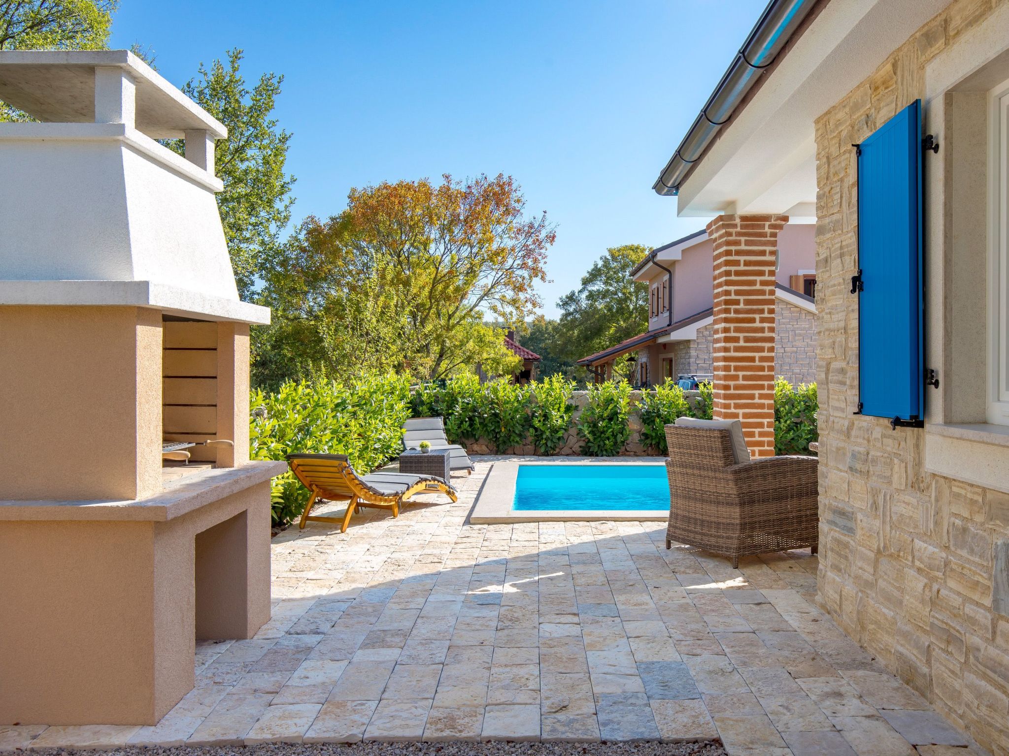 Romantische Villa mit Pool, umgeben von Natur-Image-tags.info