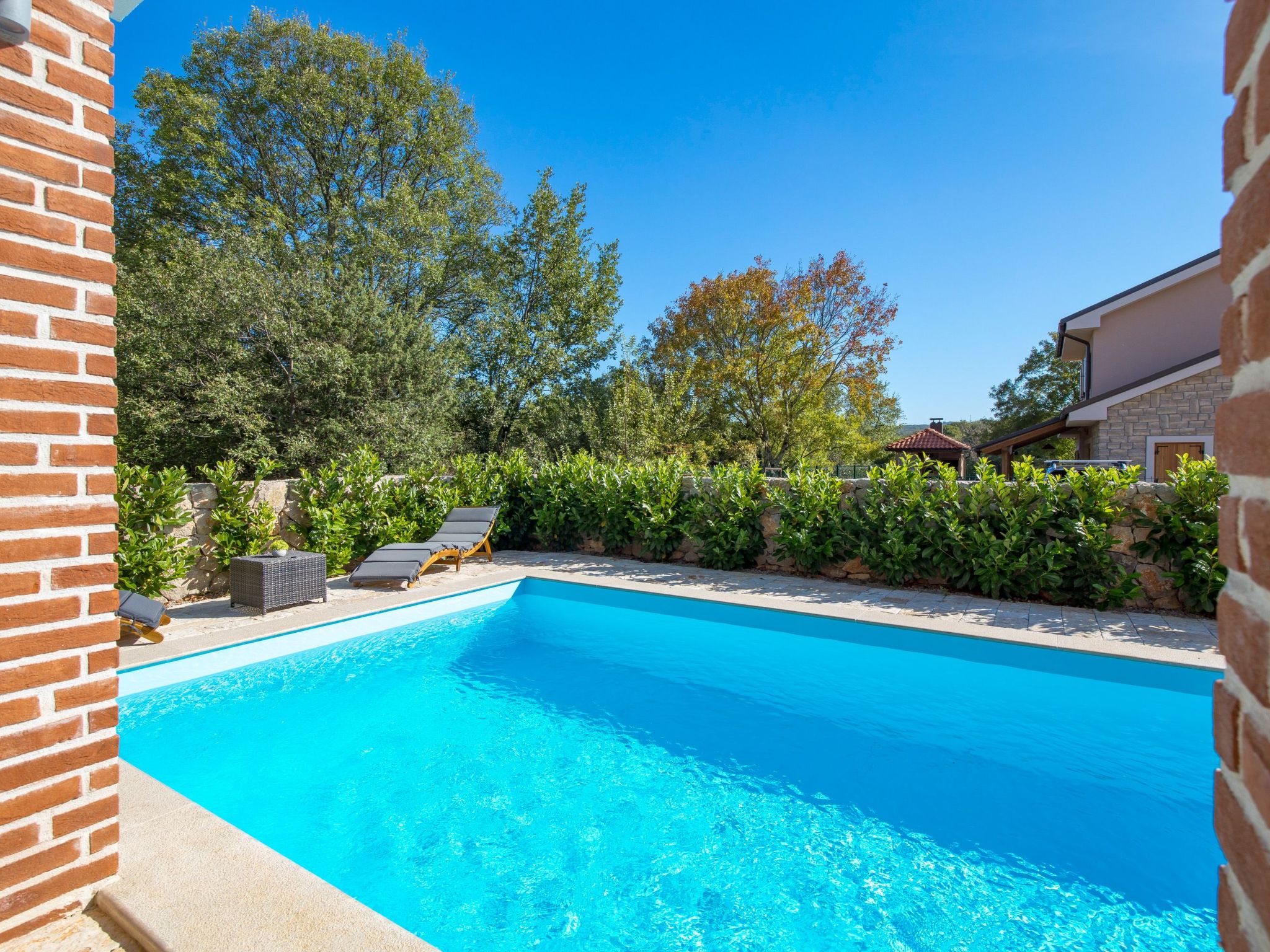 Romantische Villa mit Pool, umgeben von Natur-Image-tags.info