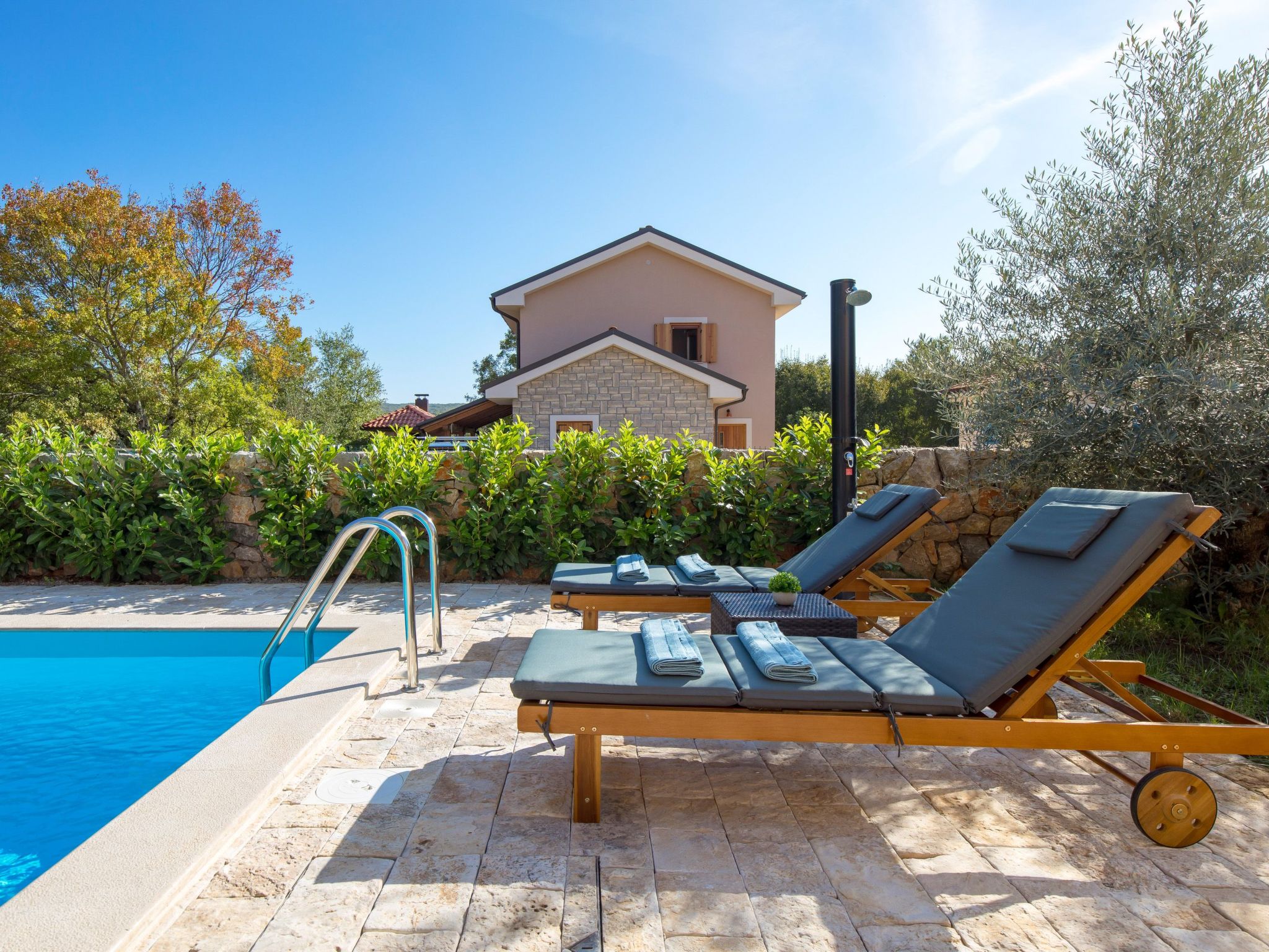 Romantische Villa mit Pool, umgeben von Natur-Image-tags.info