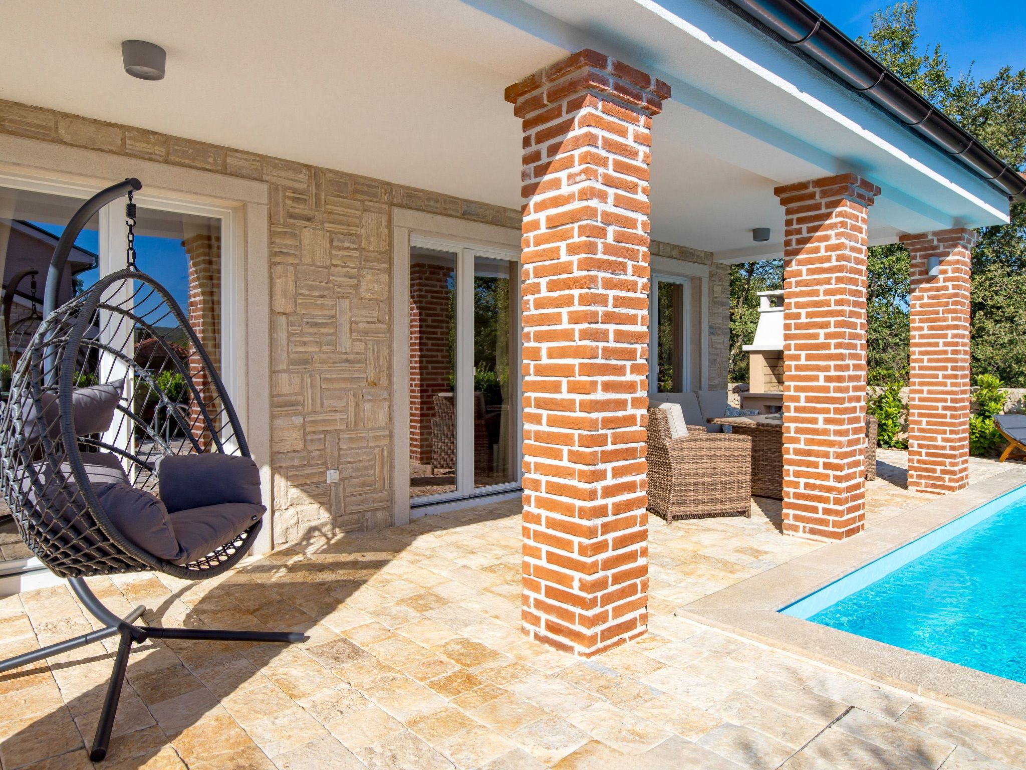 Romantische Villa mit Pool, umgeben von Natur-Image-tags.info