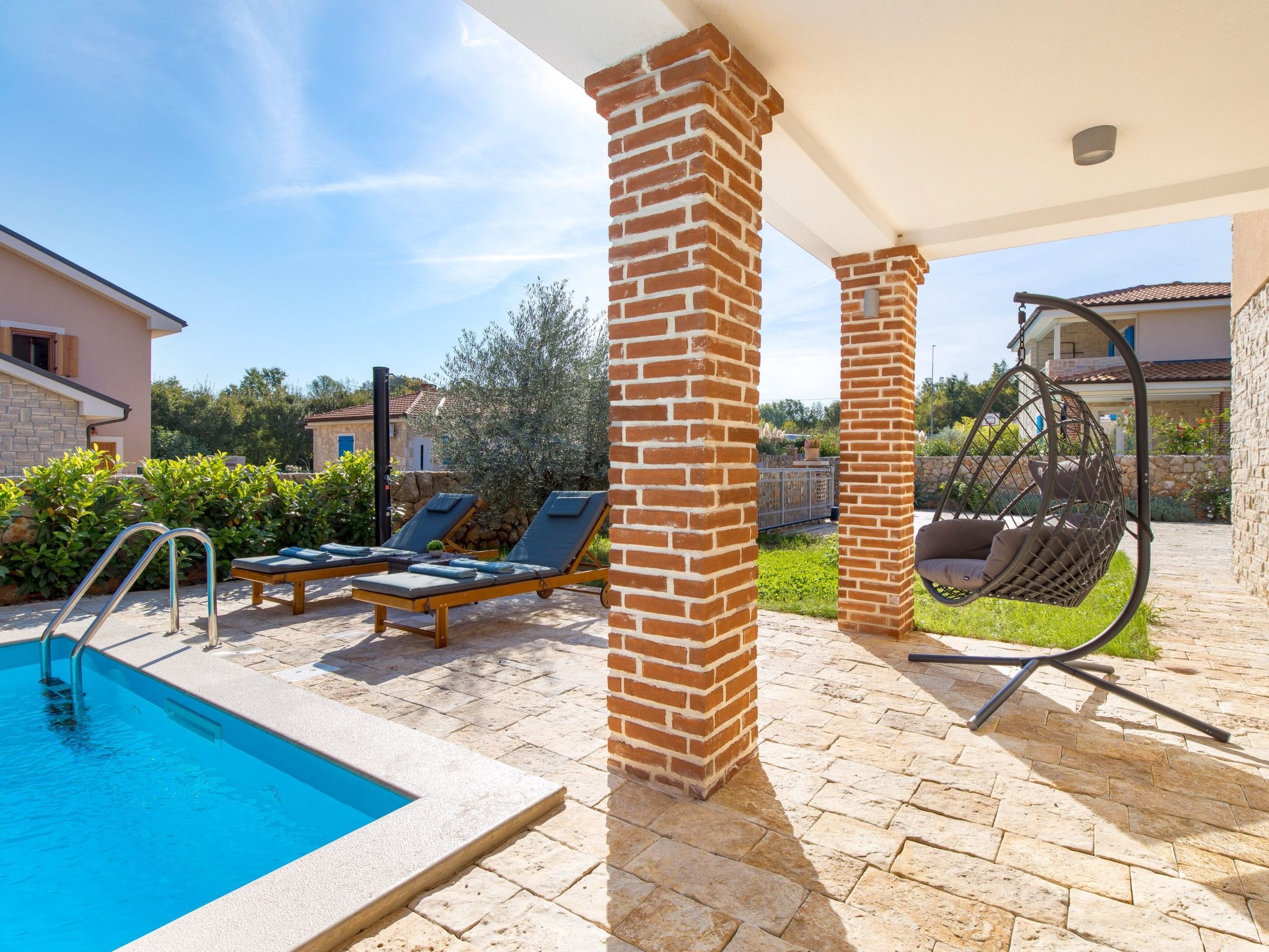 Romantische Villa mit Pool, umgeben von Natur-Image-tags.info