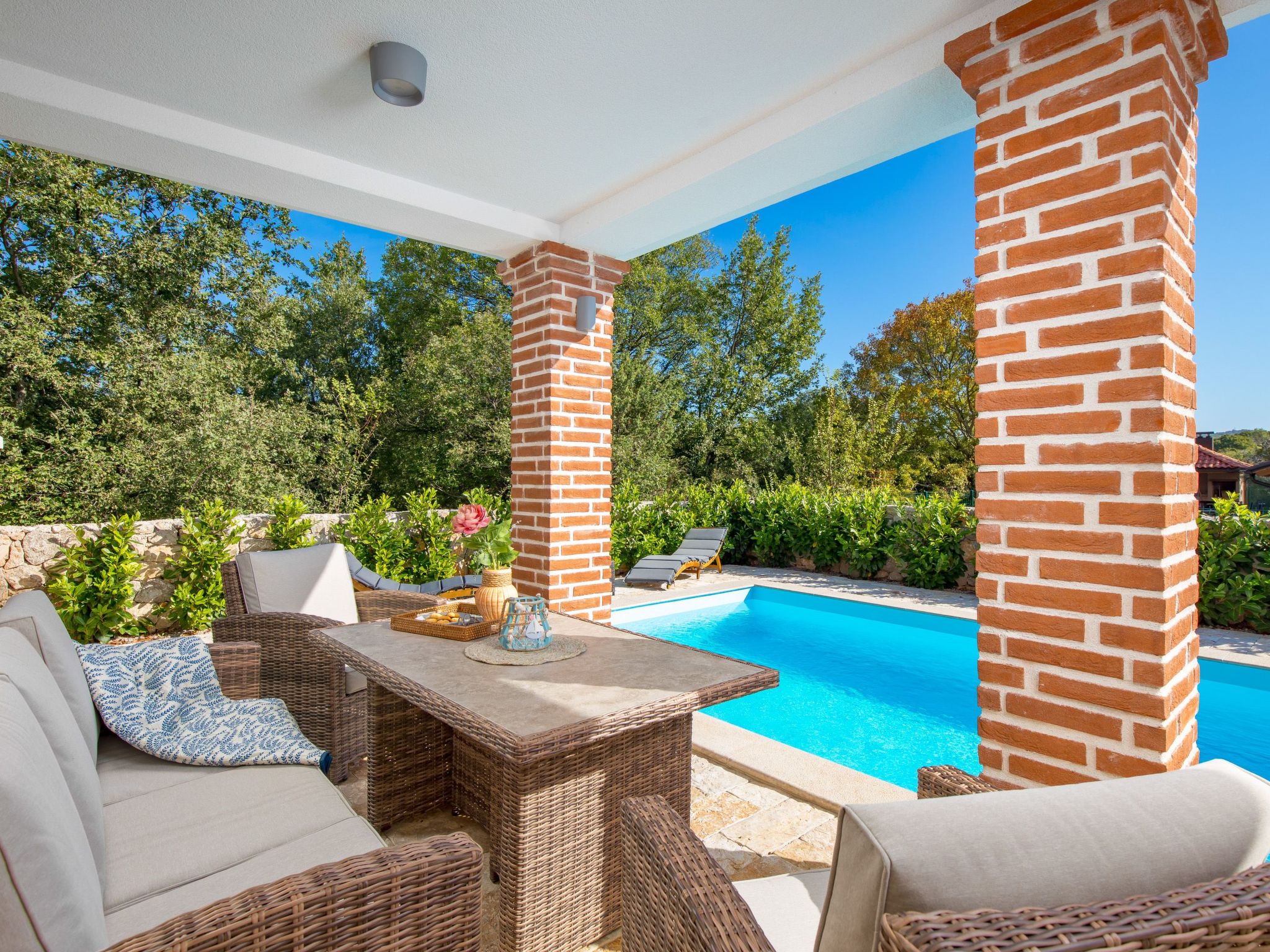 Romantische Villa mit Pool, umgeben von Natur-Image-tags.info