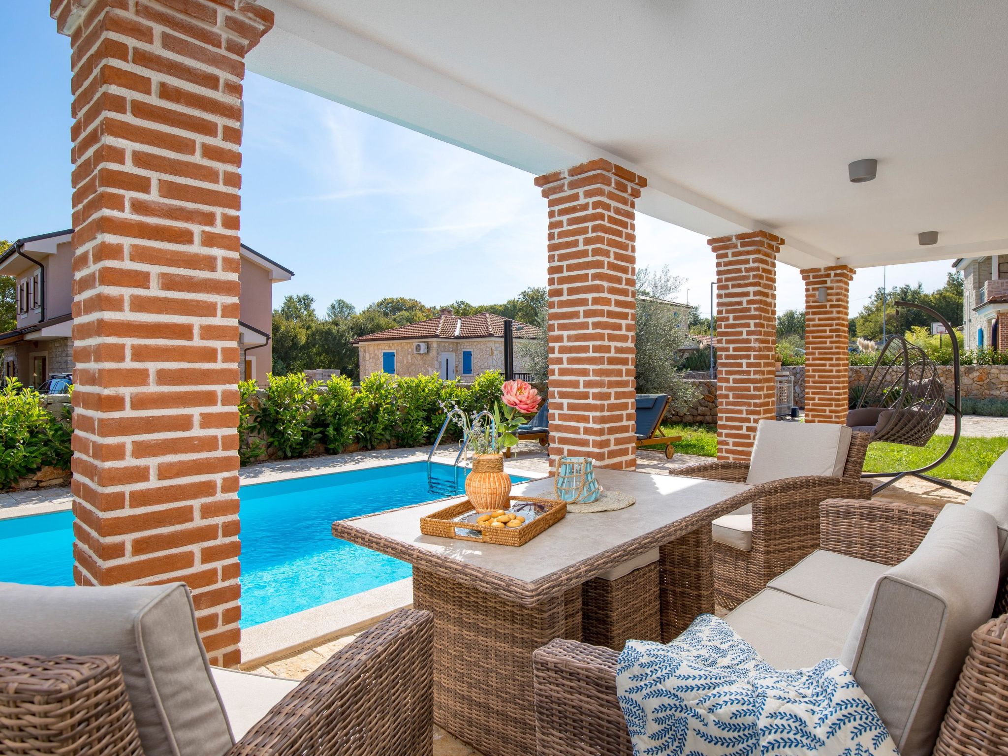 Romantische Villa mit Pool, umgeben von Natur-Image-tags.info