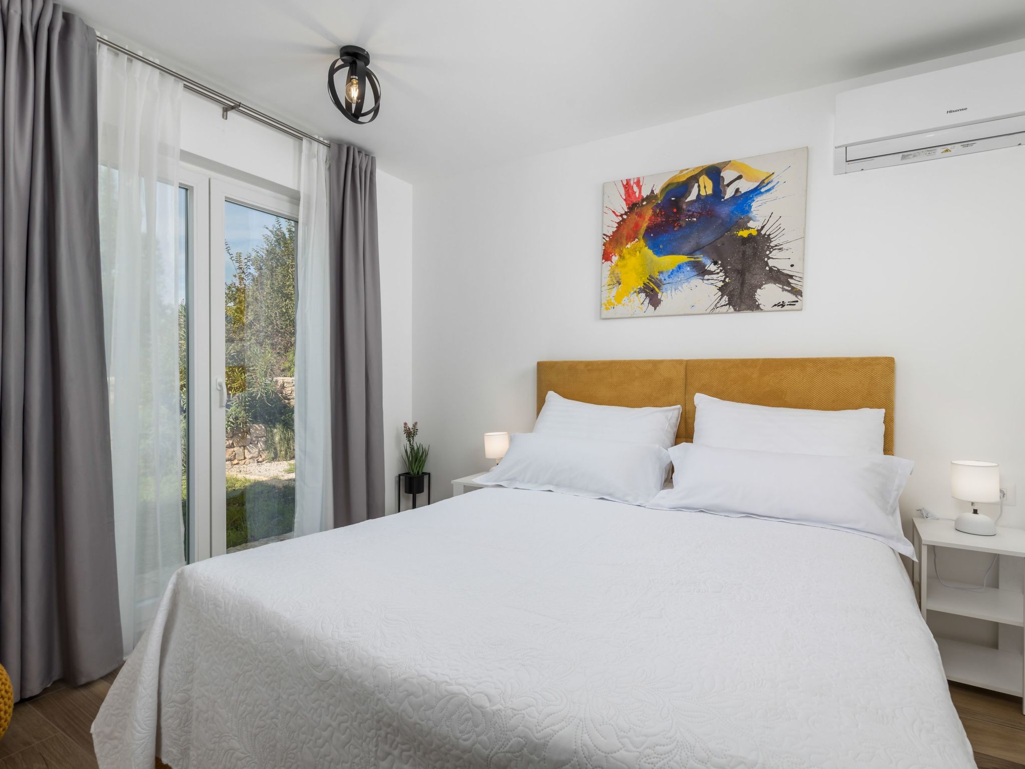 Romantische Villa mit Pool, umgeben von Natur-Image-tags.info