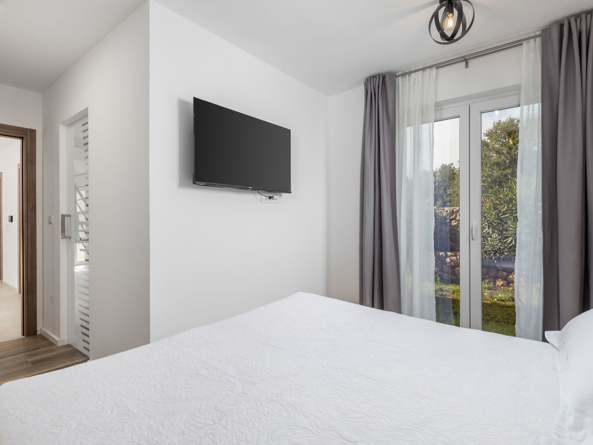 Romantische Villa mit Pool, umgeben von Natur-Image-tags.info