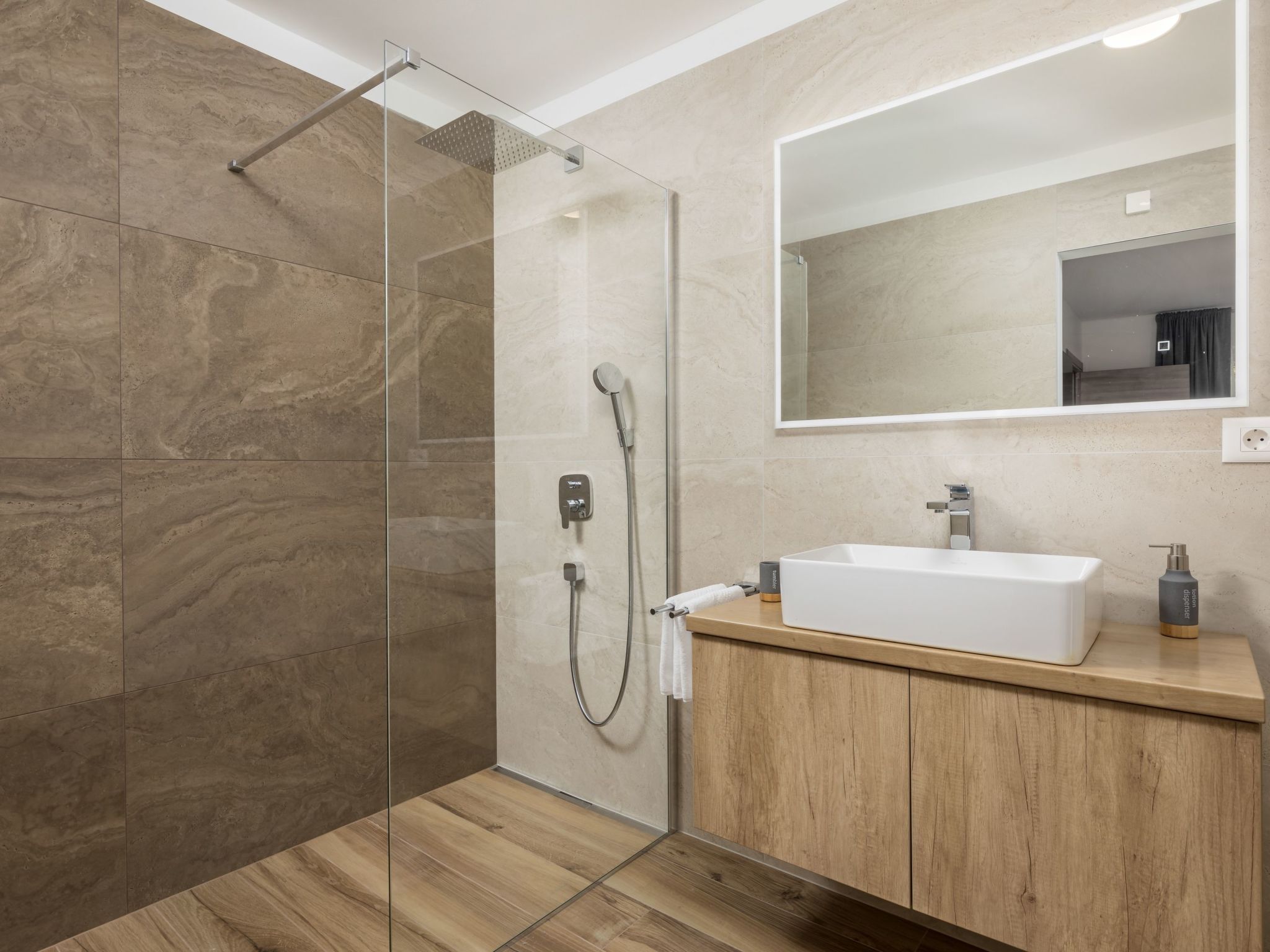 Romantische Villa mit Pool, umgeben von Natur-Image-tags.info