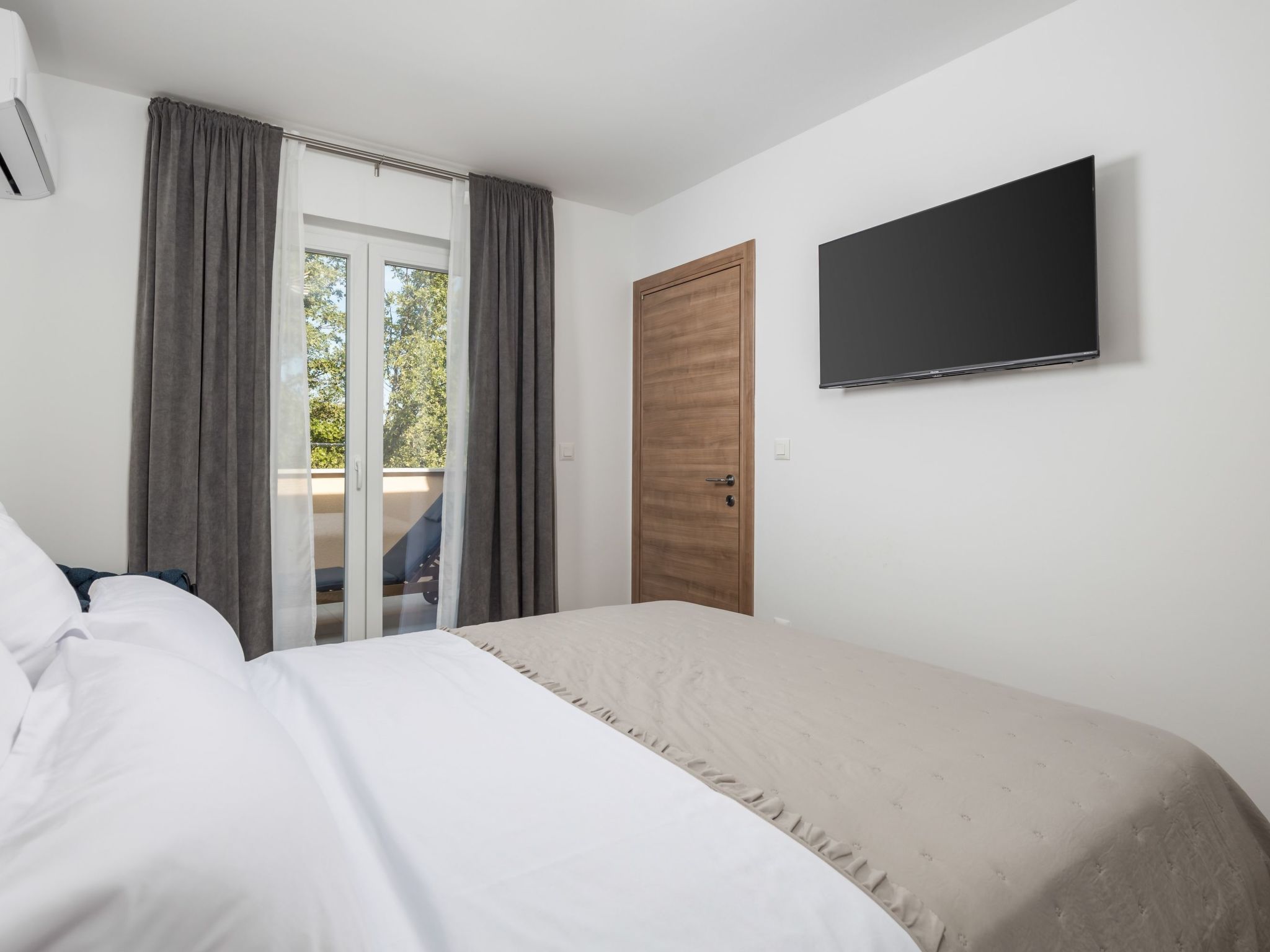 Romantische Villa mit Pool, umgeben von Natur-Image-tags.info