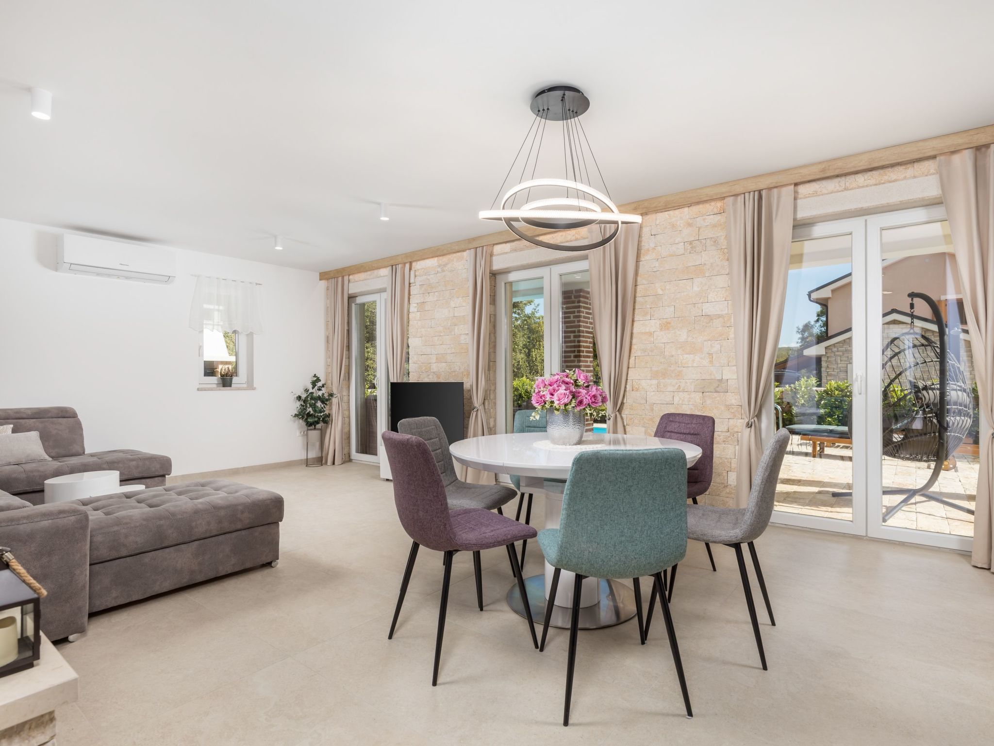 Romantische Villa mit Pool, umgeben von Natur-Image-tags.info