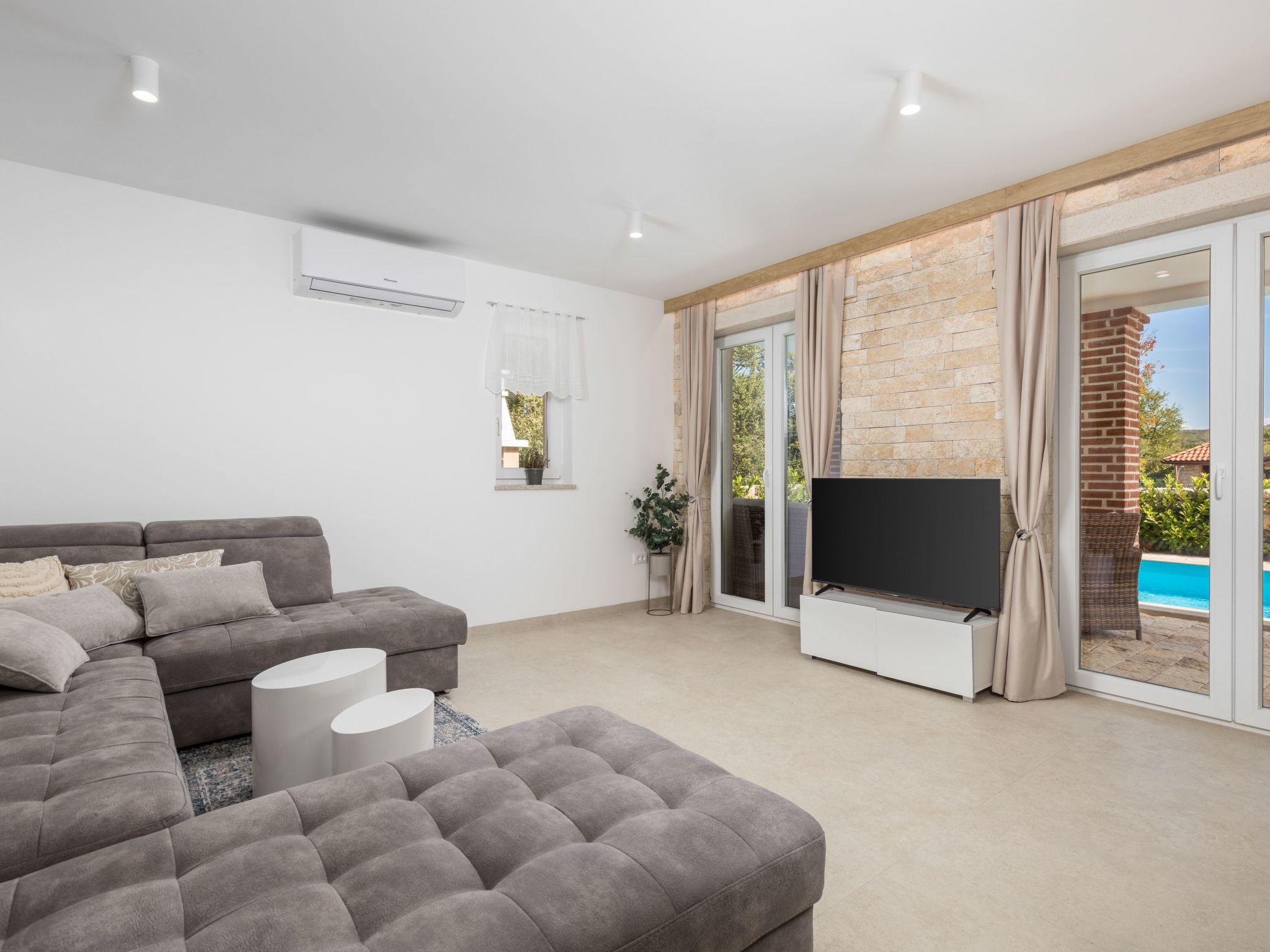 Romantische Villa mit Pool, umgeben von Natur-Image-tags.info