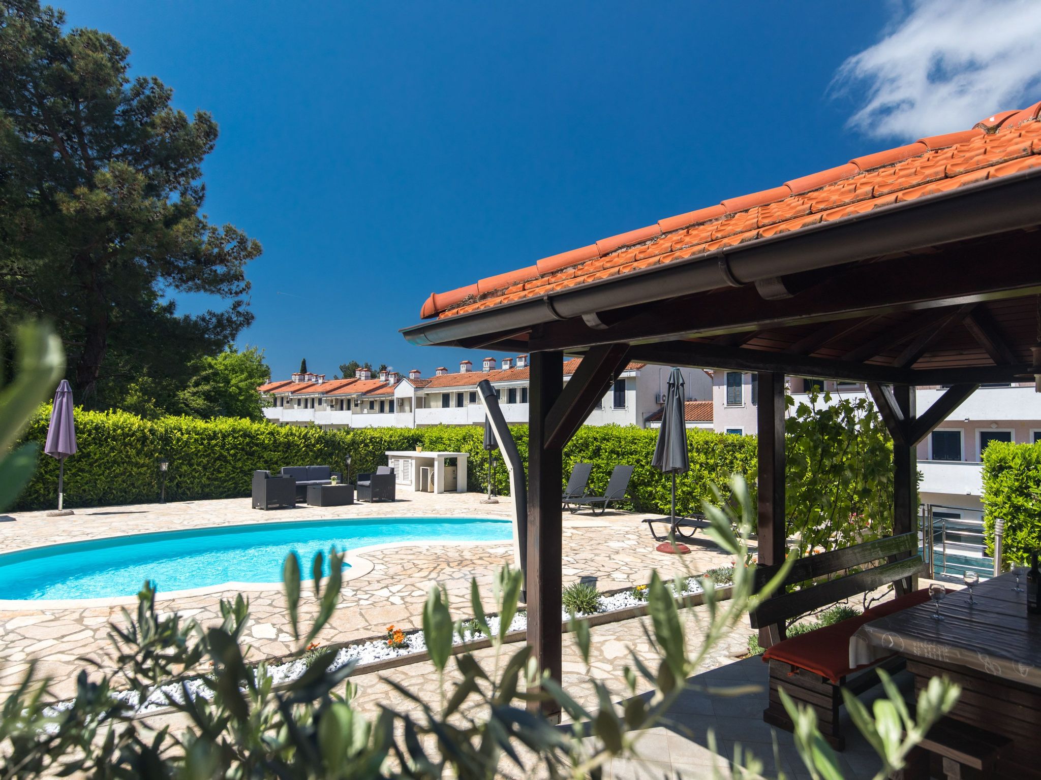 "Ore" mit privatem Pool