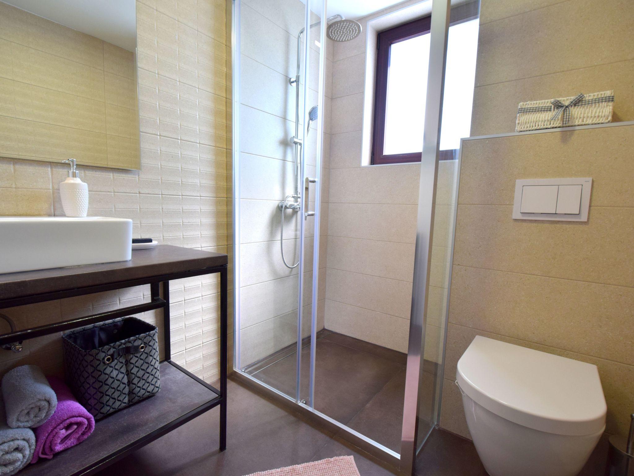 Aki Antonlea-Image-tags.info