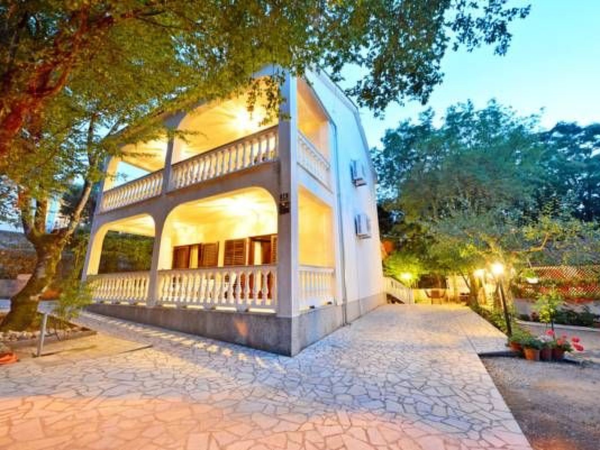 One bedroom holiday apartment with a communal garden This holiday apartment is located in a quiet part of Malinska. It is near the sea and beautiful beaches, and only 10 minutes walk from the center. ..