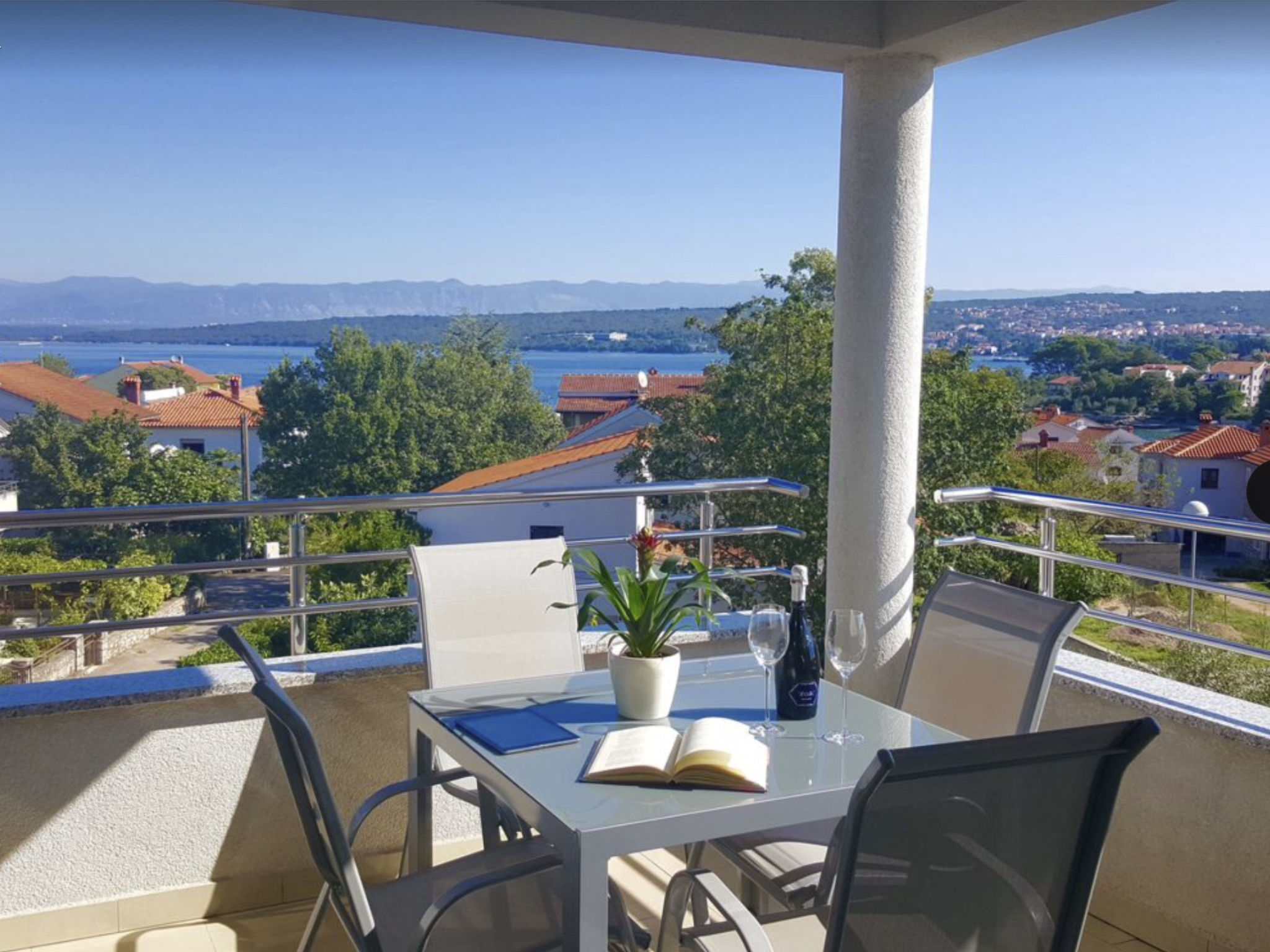 Mit Blick auf das Wasser-Outside