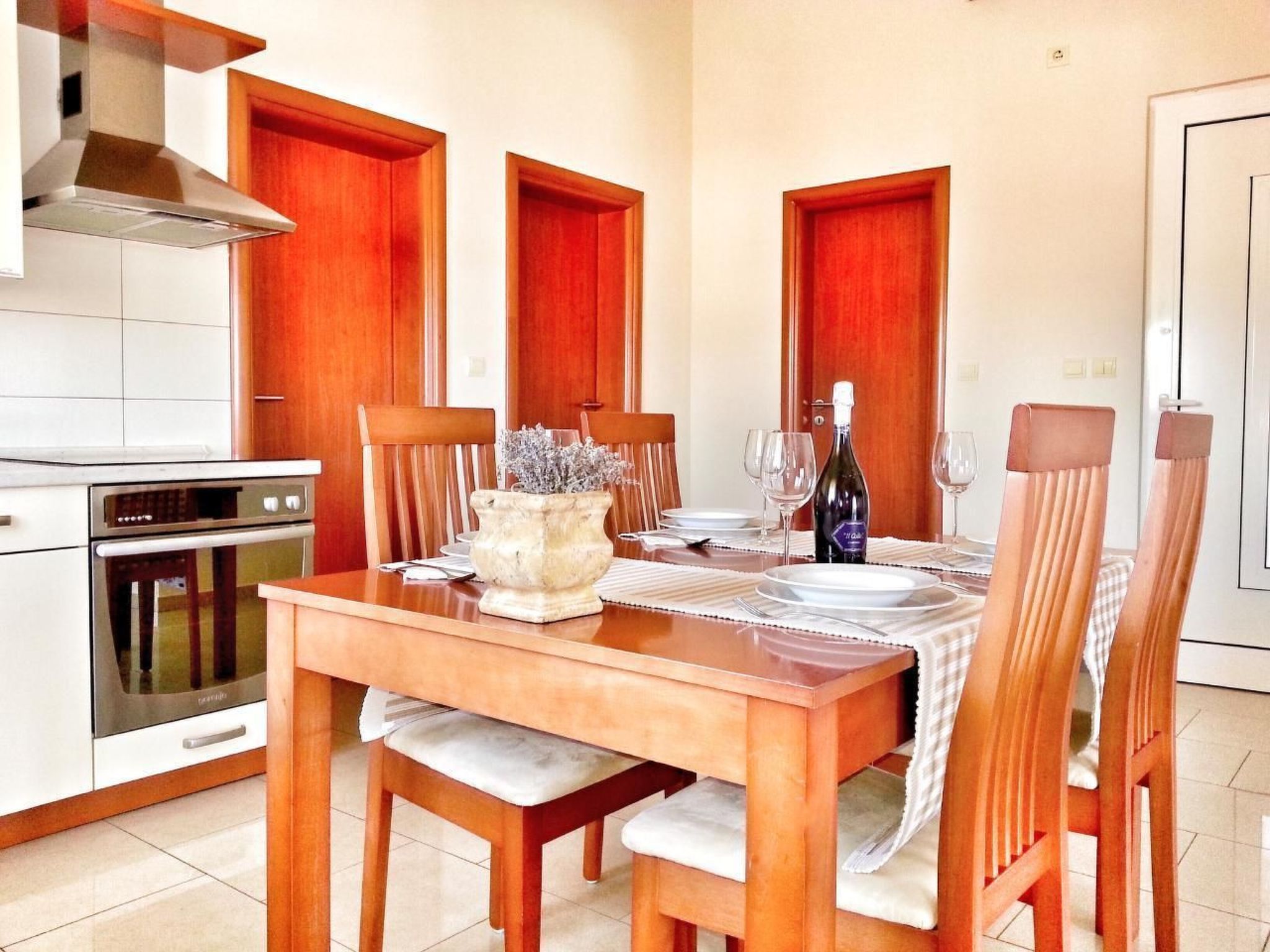 Mit Blick auf das Wasser-Inside