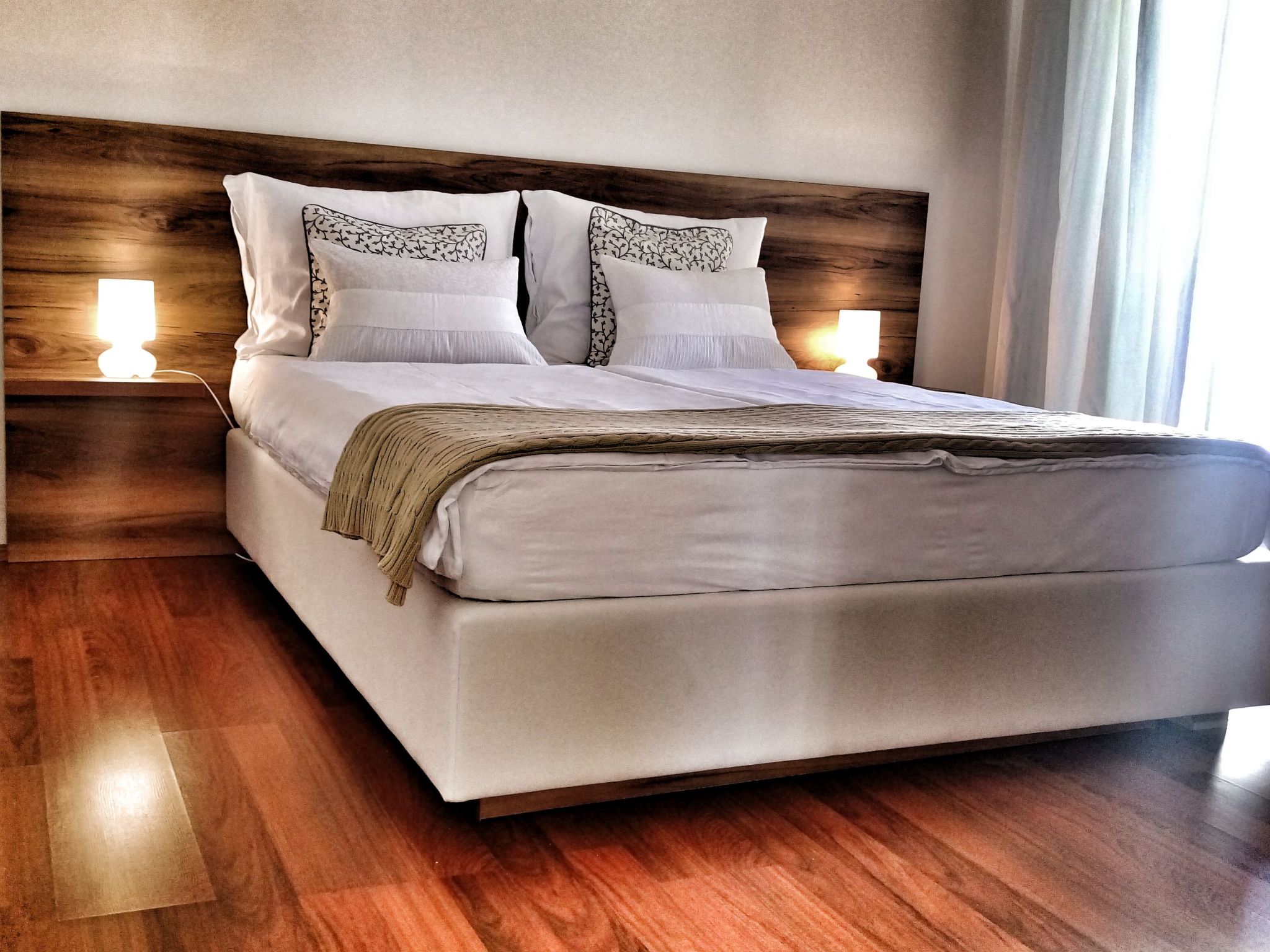 Mit Blick auf das Wasser-Inside