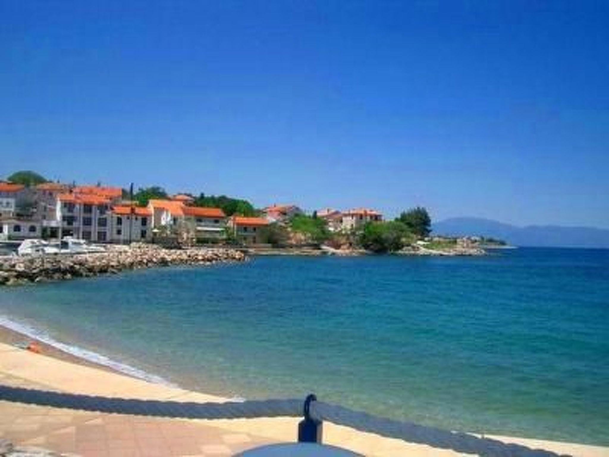 Mit Blick auf das Wasser-Outside