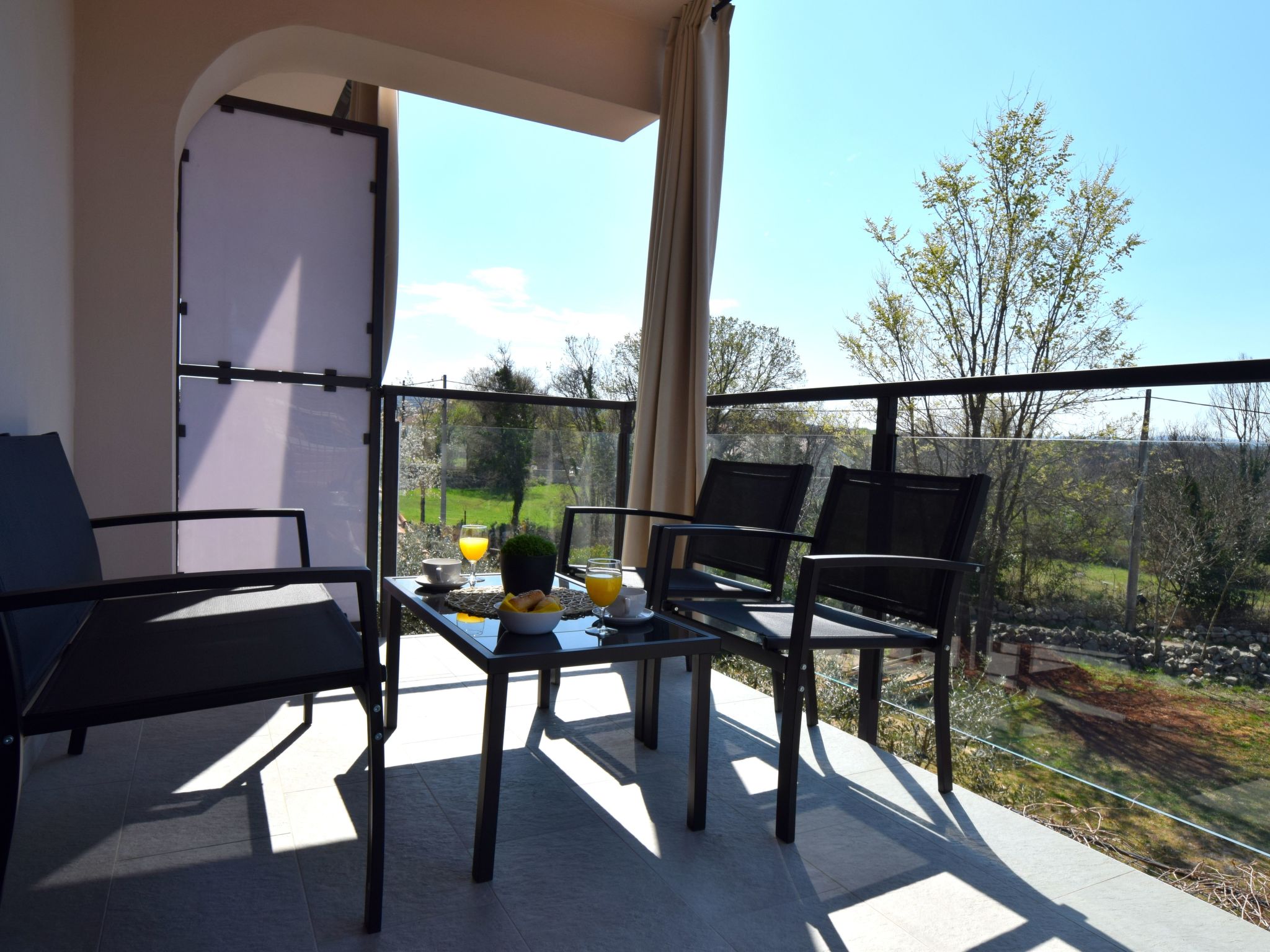 Aki Antonio-Image-tags.info