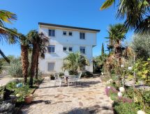 Intiem appartement voor 2 met terras en tuin, vlakbij strand Krk - thumbnail 2