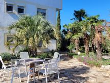 Intiem appartement voor 2 met terras en tuin, vlakbij strand Krk - thumbnail 3