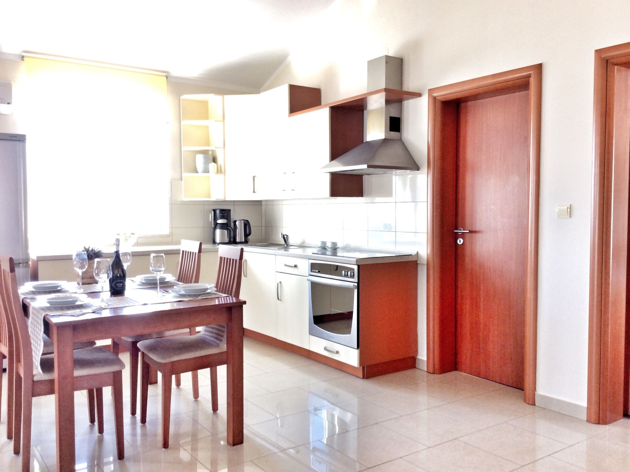 Apartment für vier Erwachsene und zwei Kinder mit Balkon - Binnen