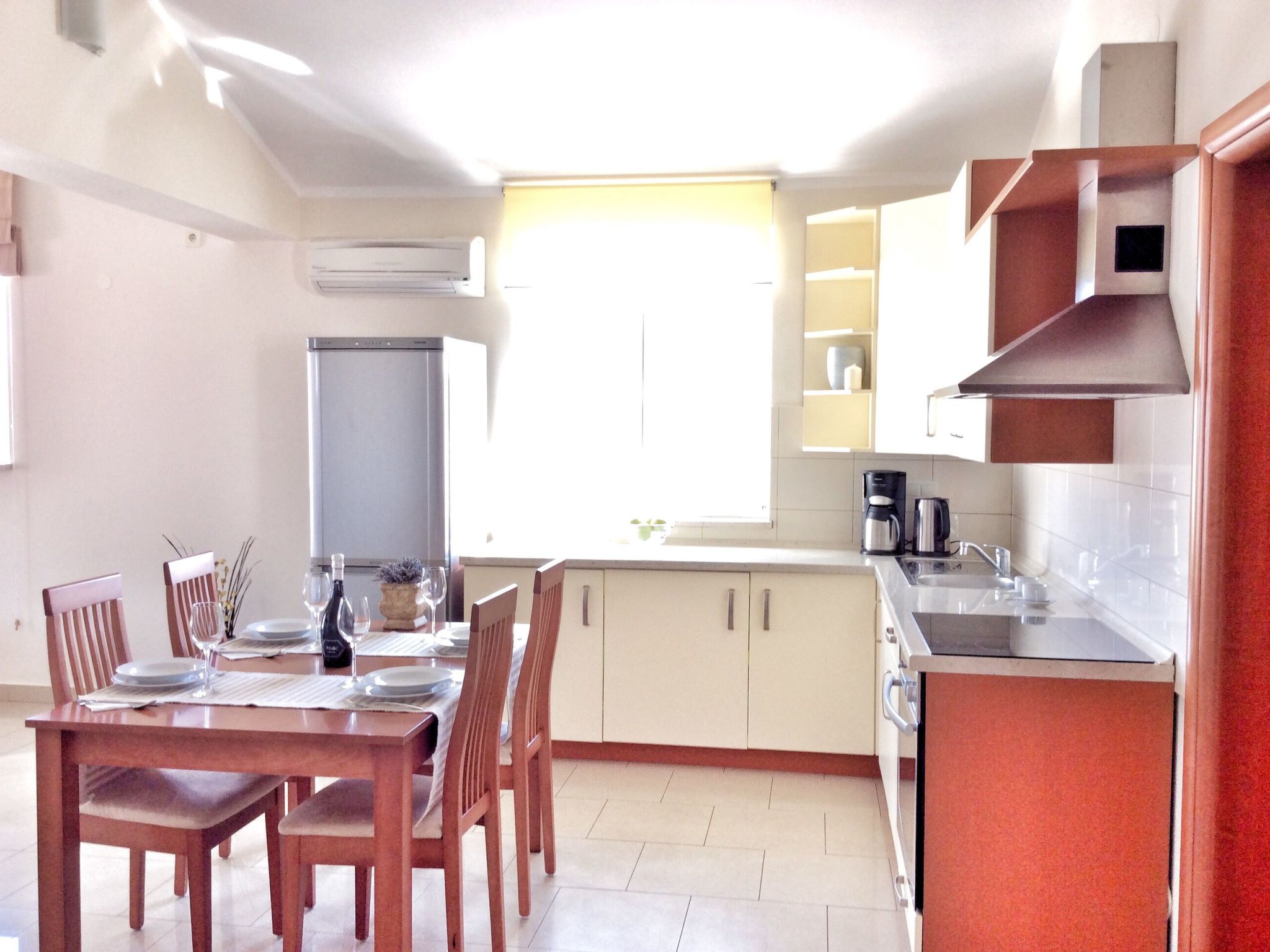 Apartment für vier Erwachsene und zwei Kinder mit Balkon - Binnen