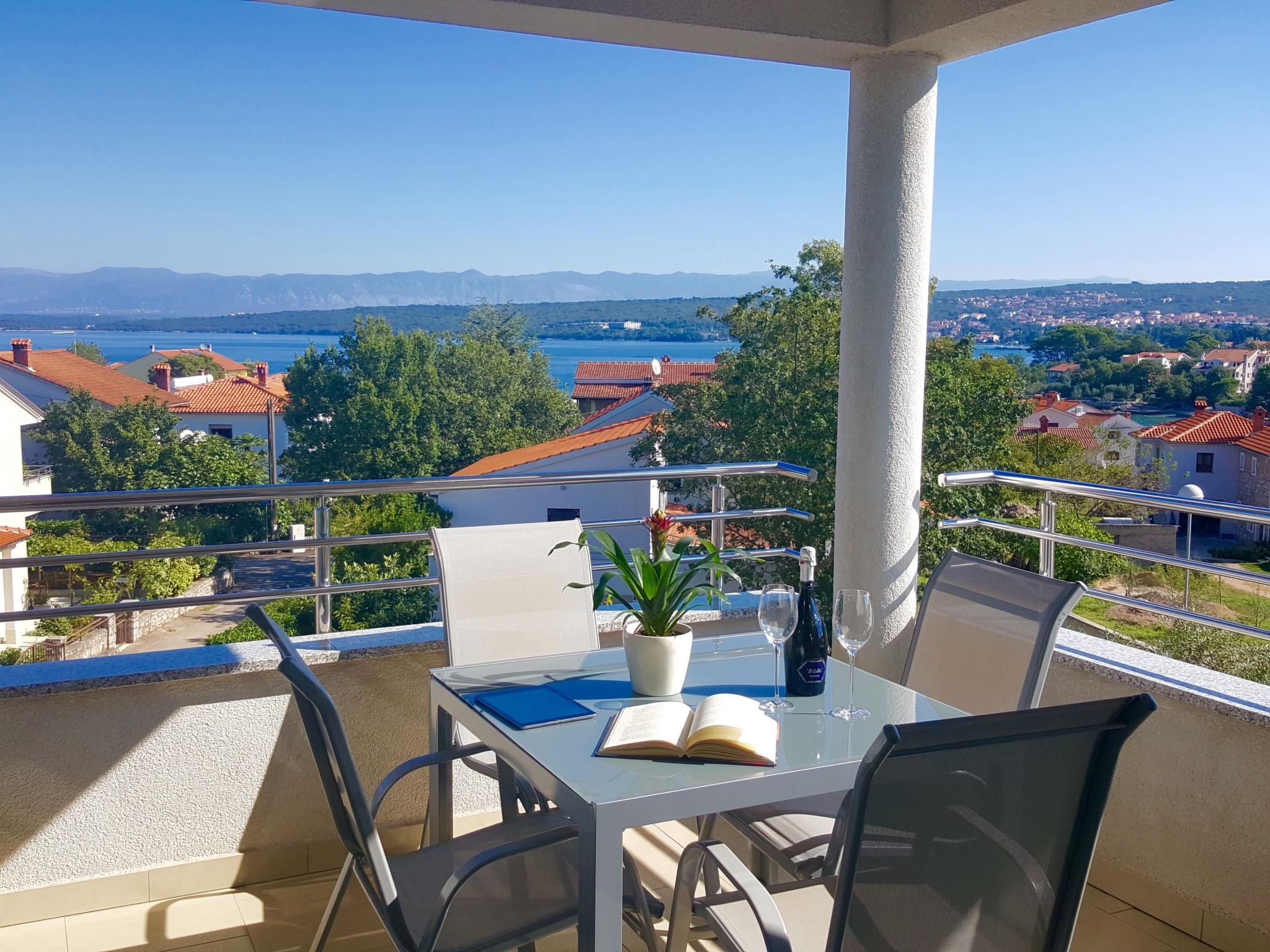 Apartment für vier Erwachsene und zwei Kinder mit Balkon - Binnen