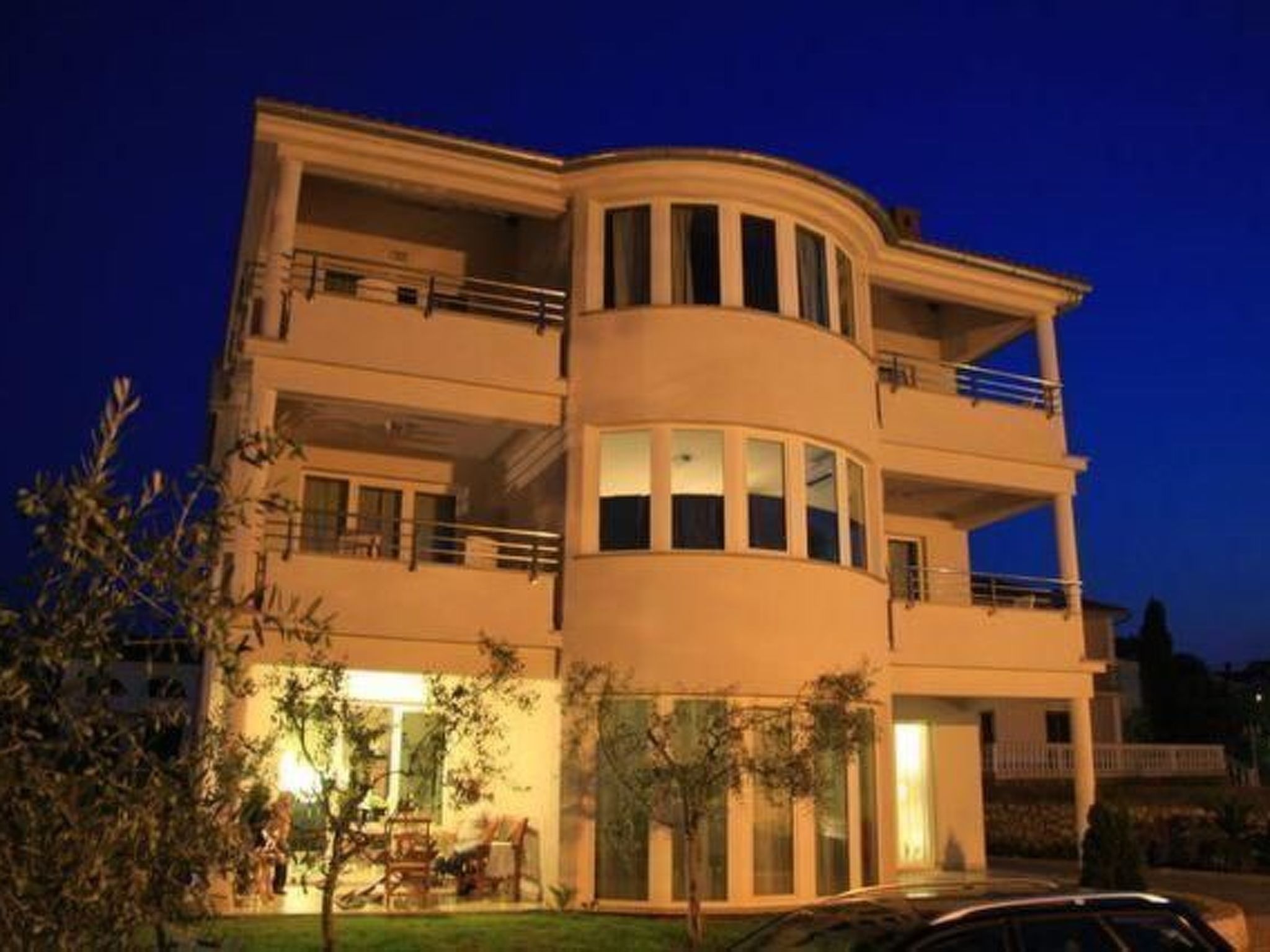 Apartment für vier Erwachsene und zwei Kinder mit Balkon