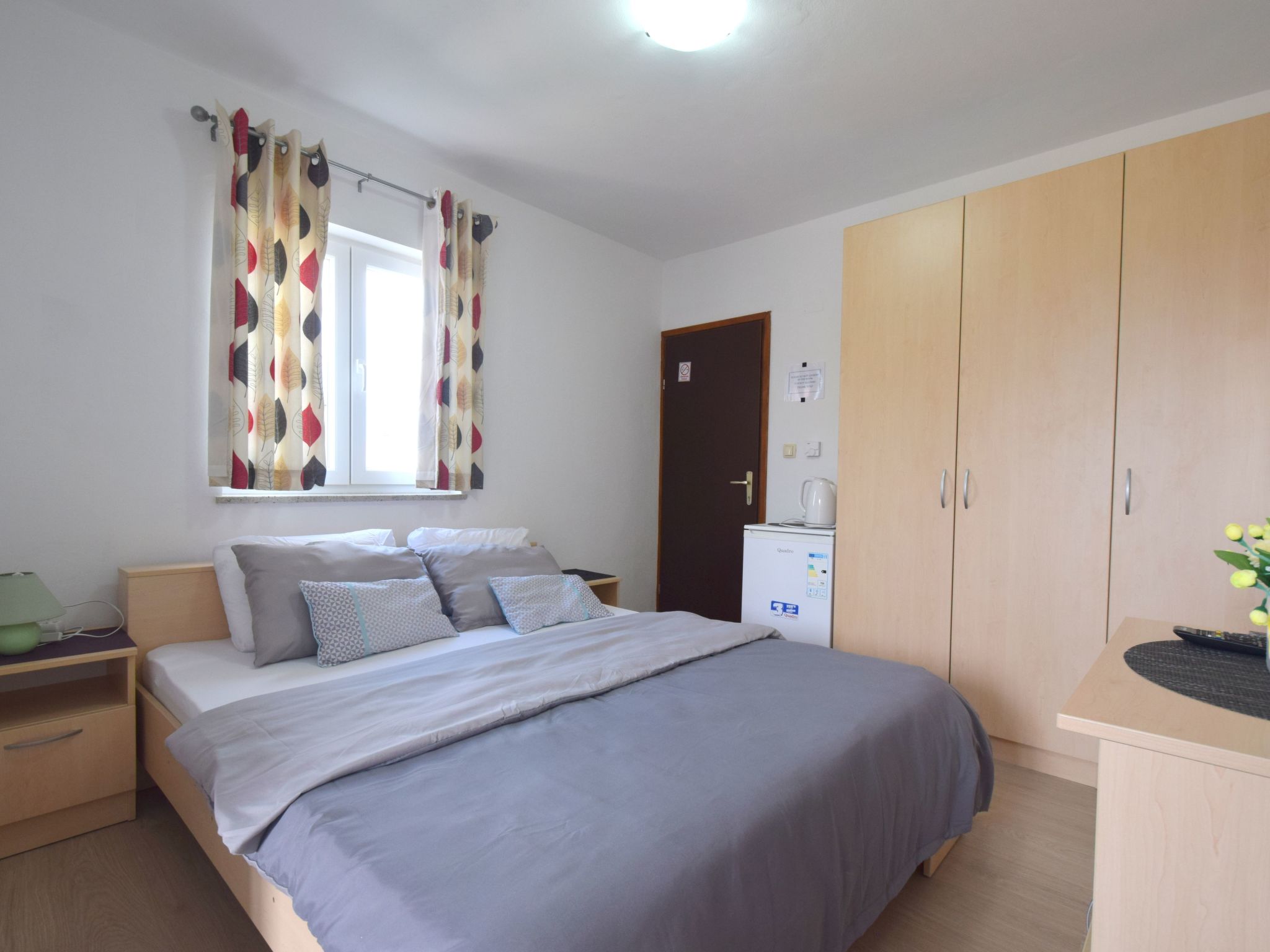 Guest house Letizia is located in the village of Rasopasno, not far from Malinska on one side, but also Čižići and Soline on the other side. The house consists of a ground floor with 4 double rooms..