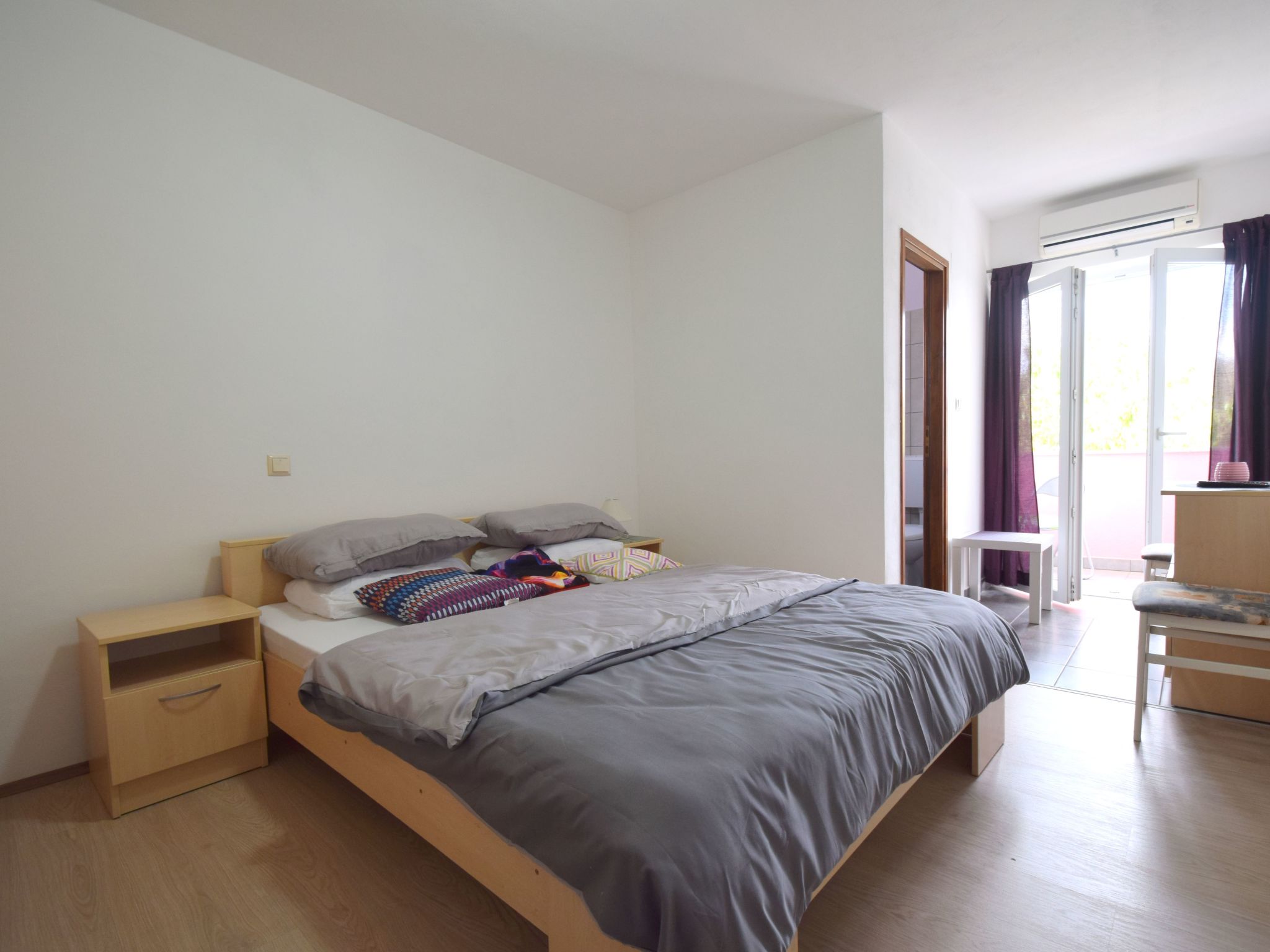 Guest house Letizia is located in the village of Rasopasno, not far from Malinska on one side, but also Čižići and Soline on the other side. The house consists of a ground floor with 4 double rooms..