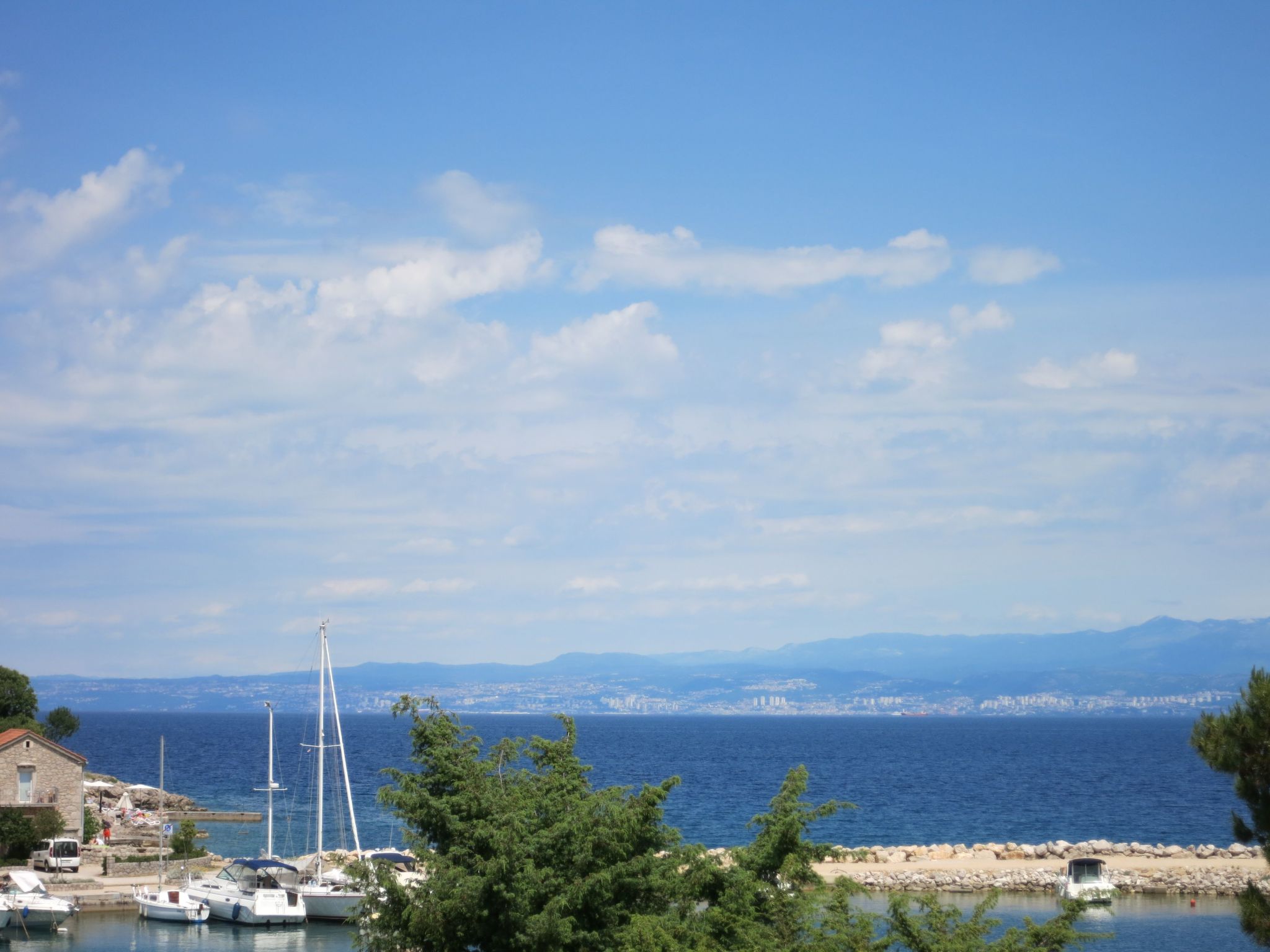 Auf der kroatischen Insel Malinska mit Blick aufs Meer - Image-tags.info