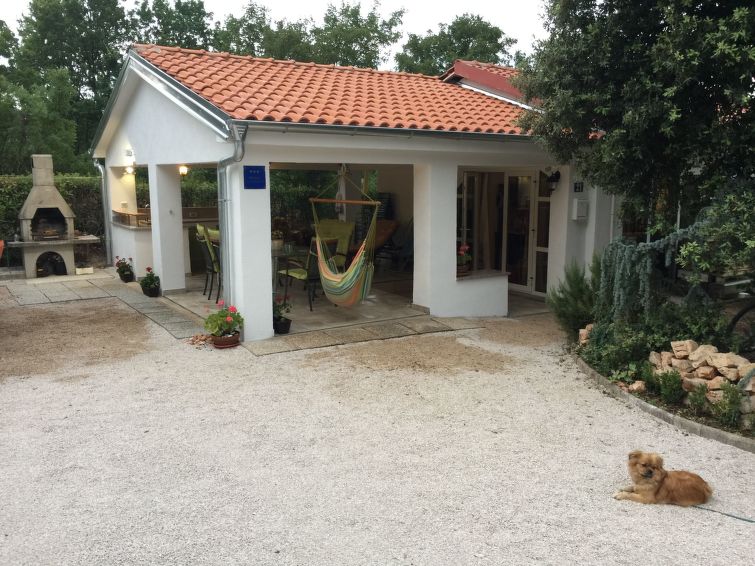 Vakantiehuis op 1,0 km van zee in het centrum van Pinezići, Krk in Krk/Pinezići