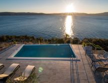 Natura: Vrijstaande villa direct aan zee in Pinezići, Krk - thumbnail 1