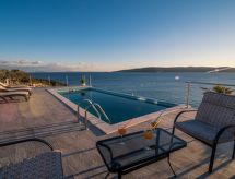 Natura: Vrijstaande villa direct aan zee in Pinezići, Krk - thumbnail 3